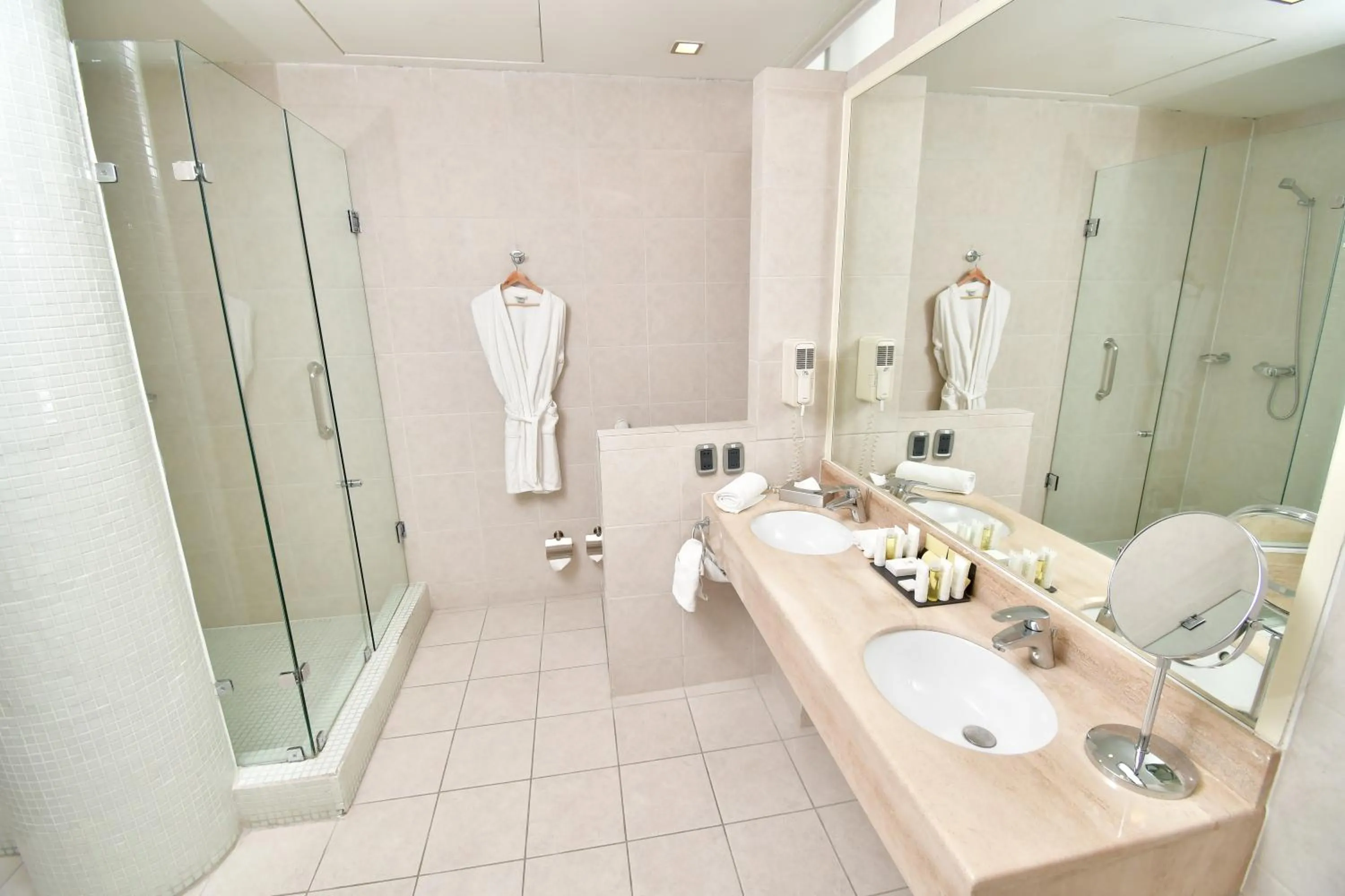 Bathroom in Radisson Ciudad Empresarial Santiago