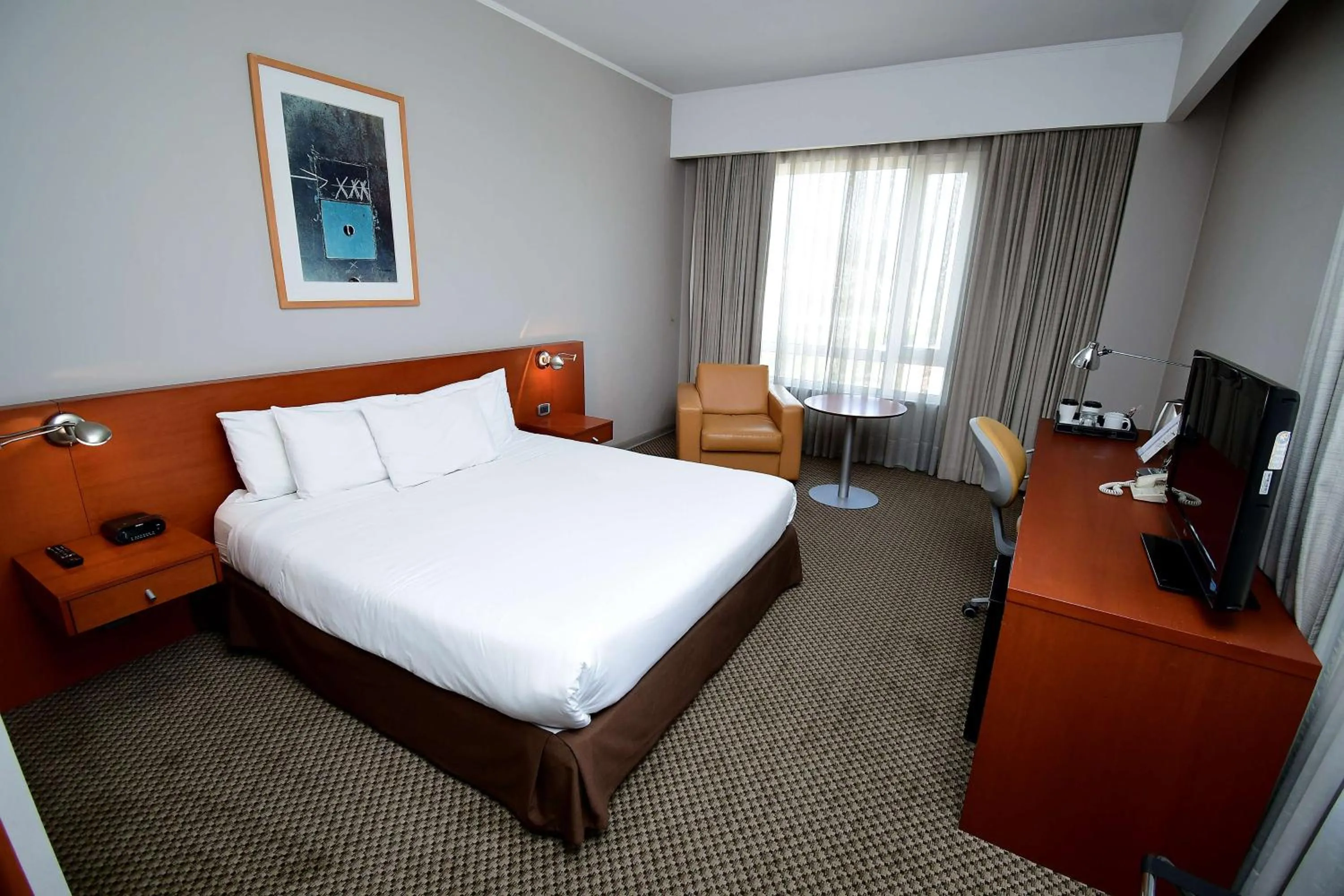 Photo of the whole room in Radisson Ciudad Empresarial Santiago