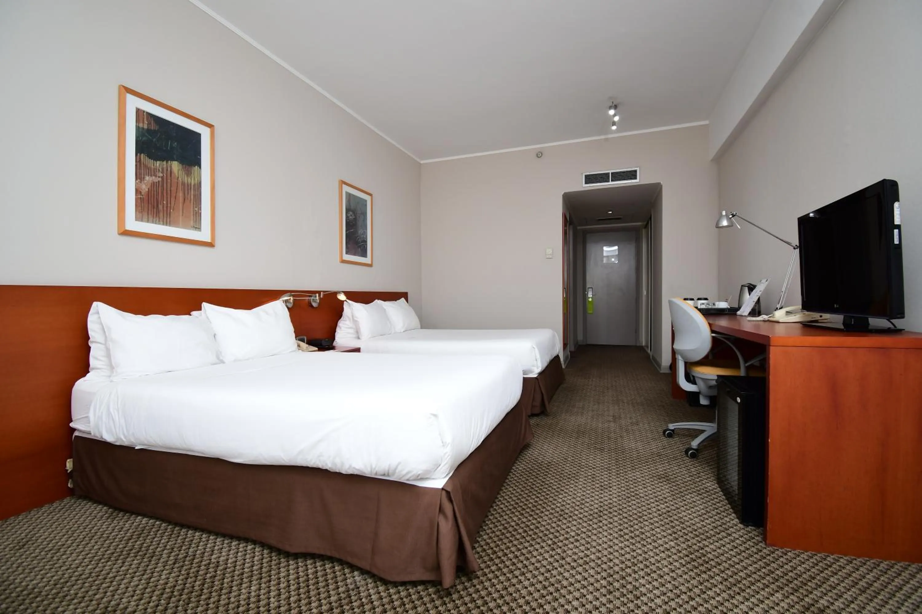 Bedroom, TV/Entertainment Center in Radisson Ciudad Empresarial Santiago