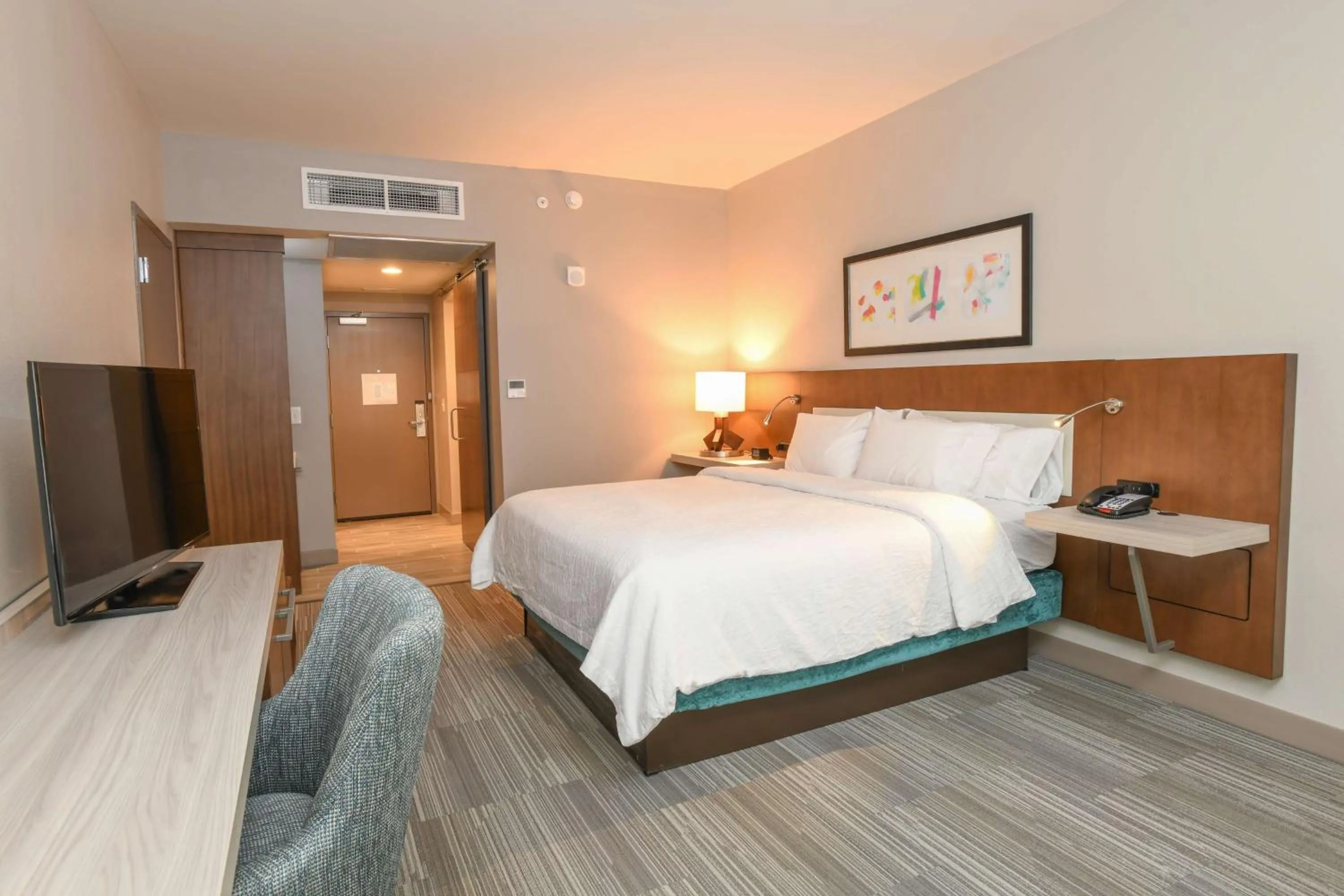 Bedroom, Bed in Hilton Garden Inn Cincinnati Midtown