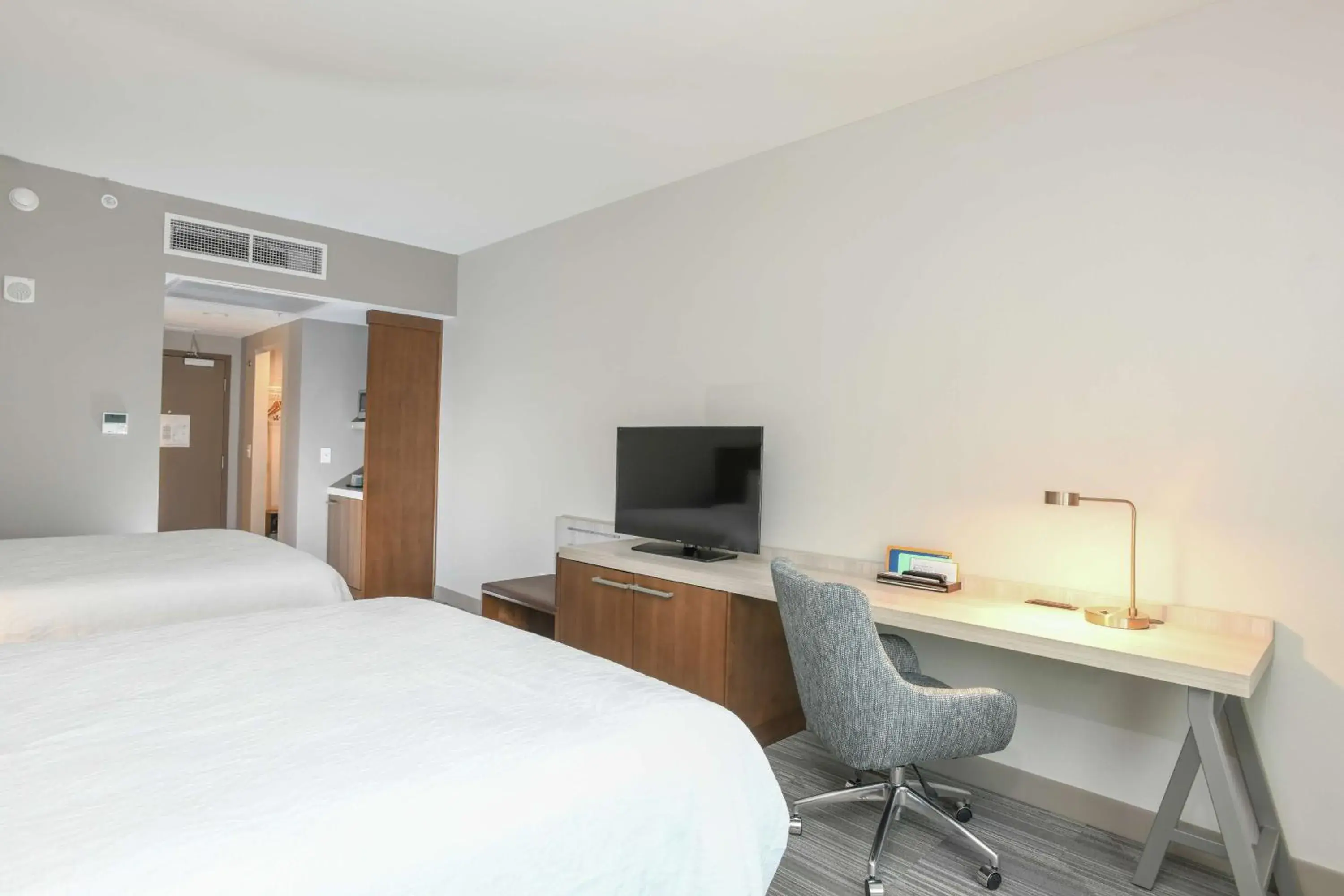 Photo of the whole room, Bed in Hilton Garden Inn Cincinnati Midtown Photo of the whole room, Bed in Hilton Garden Inn Cincinnati Midtown