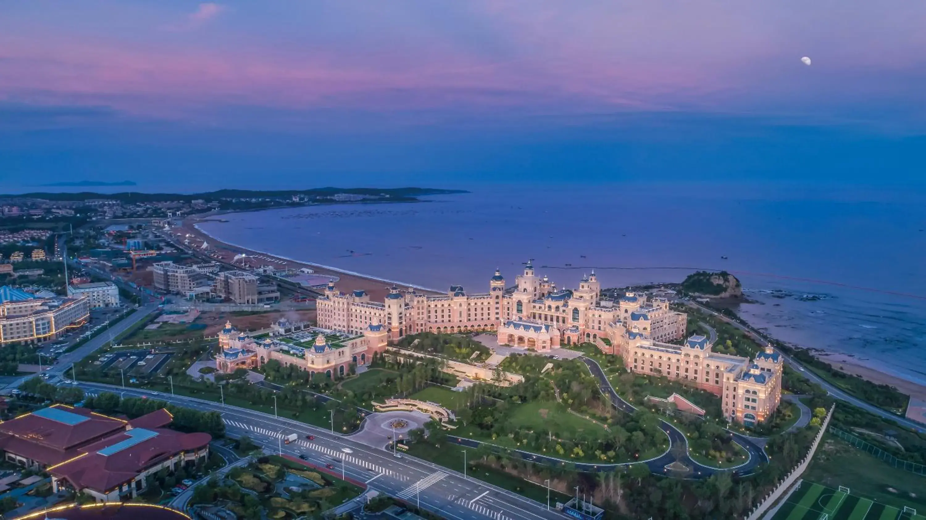 Property building in Hilton Dalian Golden Pebble Beach Resort Property building in Hilton Dalian Golden Pebble Beach Resort