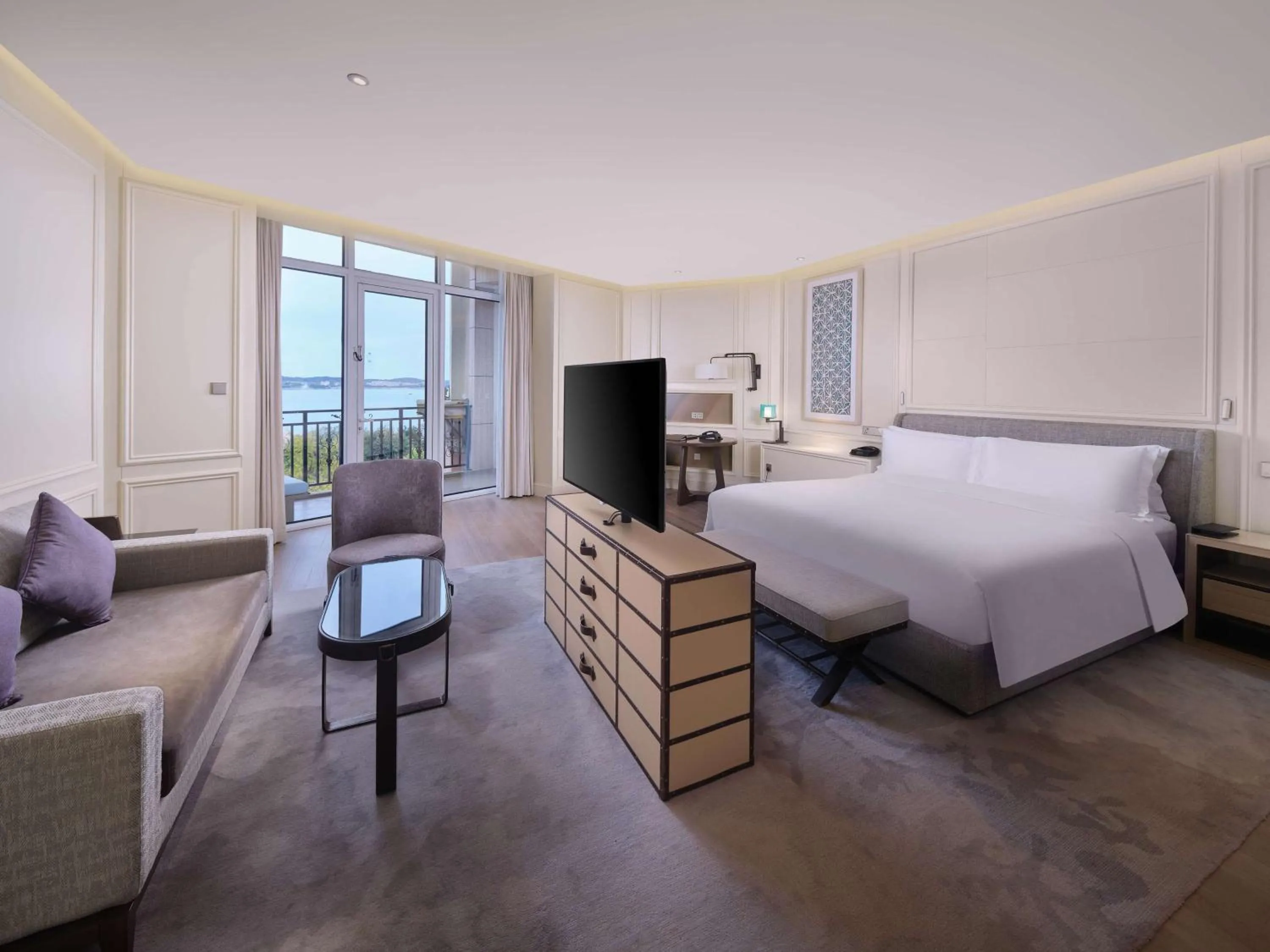 Bed in Hilton Dalian Golden Pebble Beach Resort