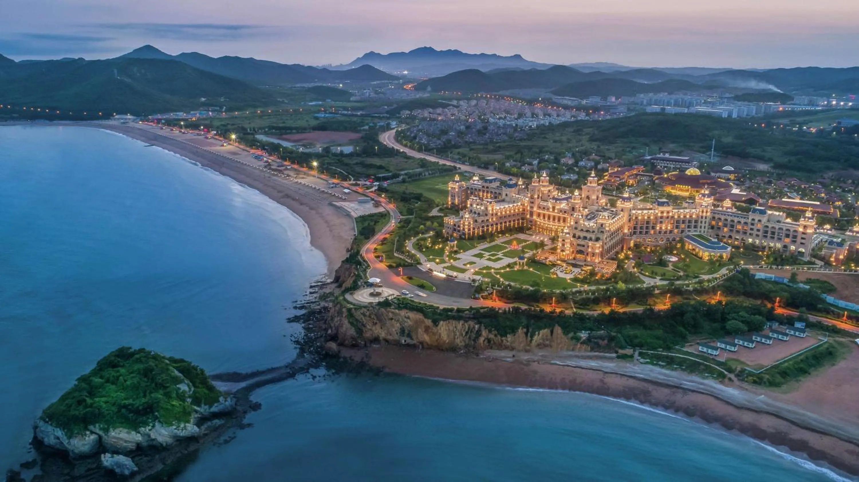 Property building in Hilton Dalian Golden Pebble Beach Resort