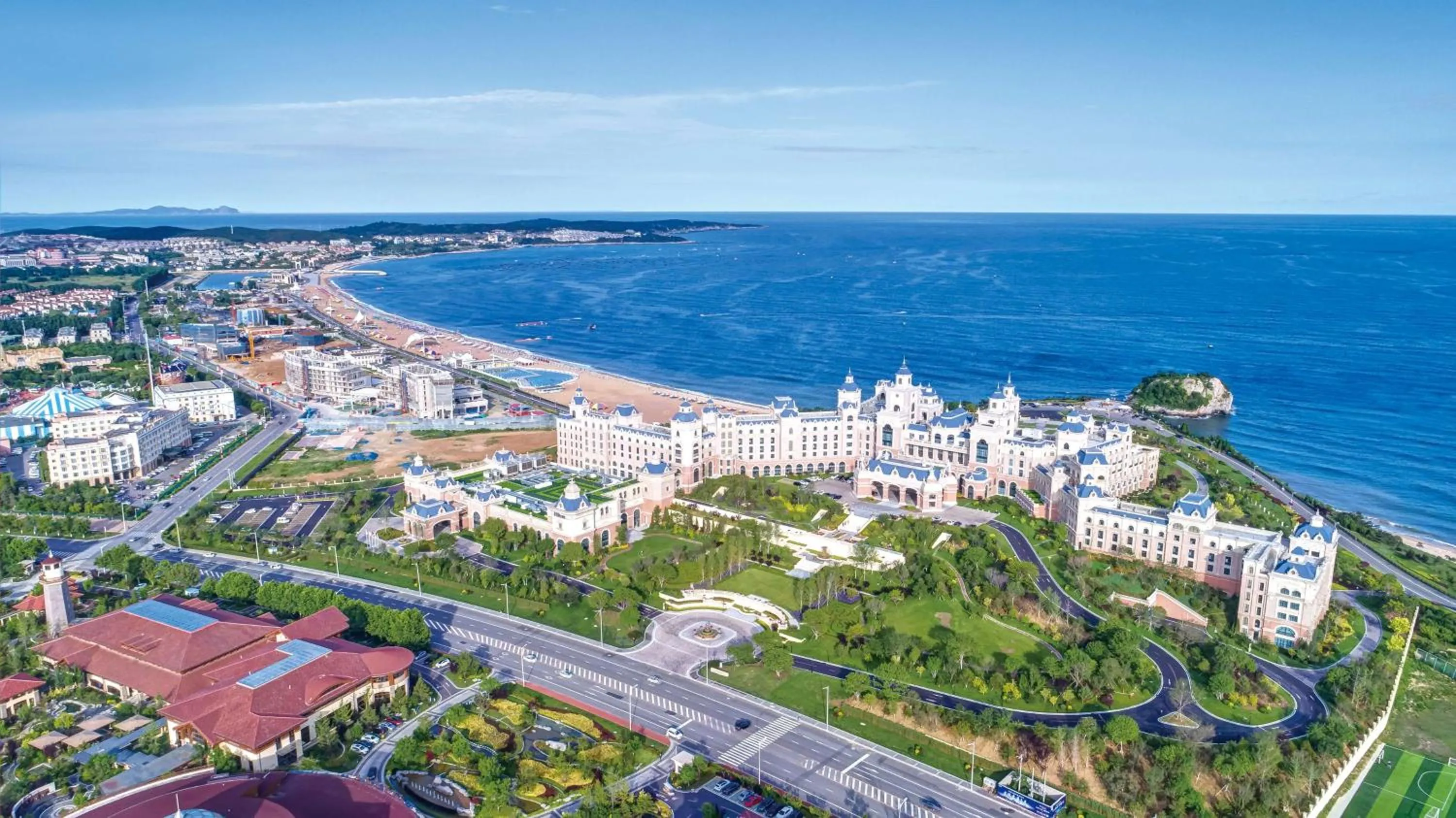 Property building in Hilton Dalian Golden Pebble Beach Resort