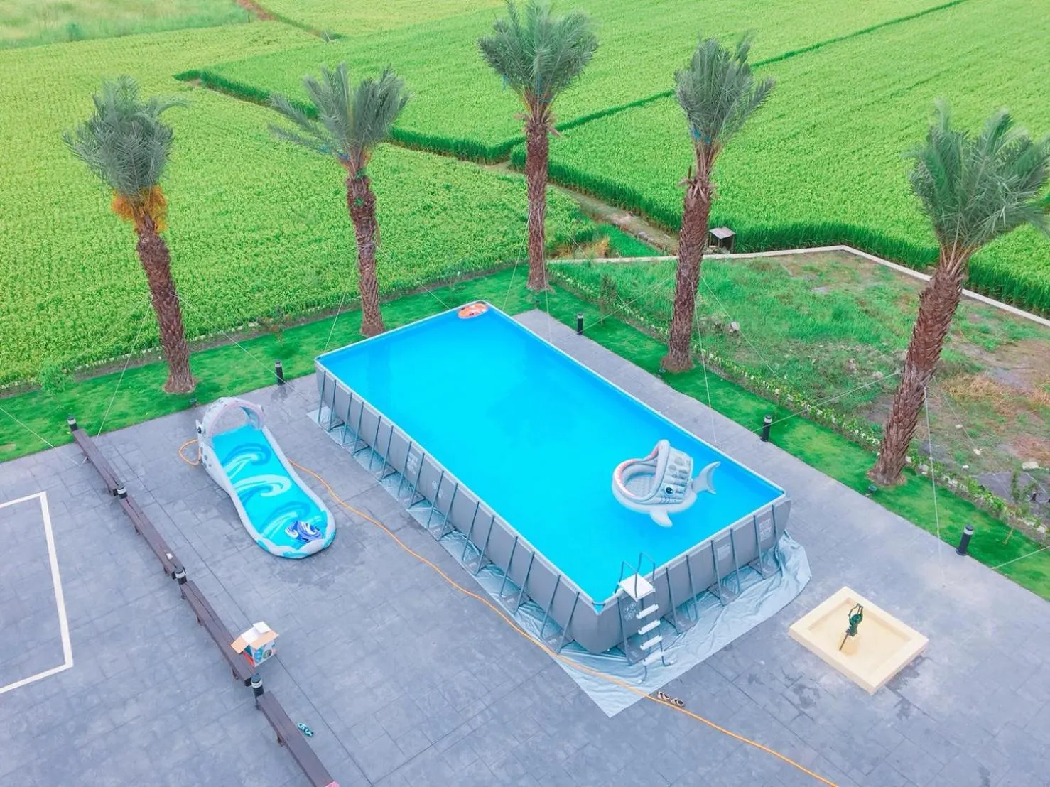 Swimming pool in Urban Oasis Inn