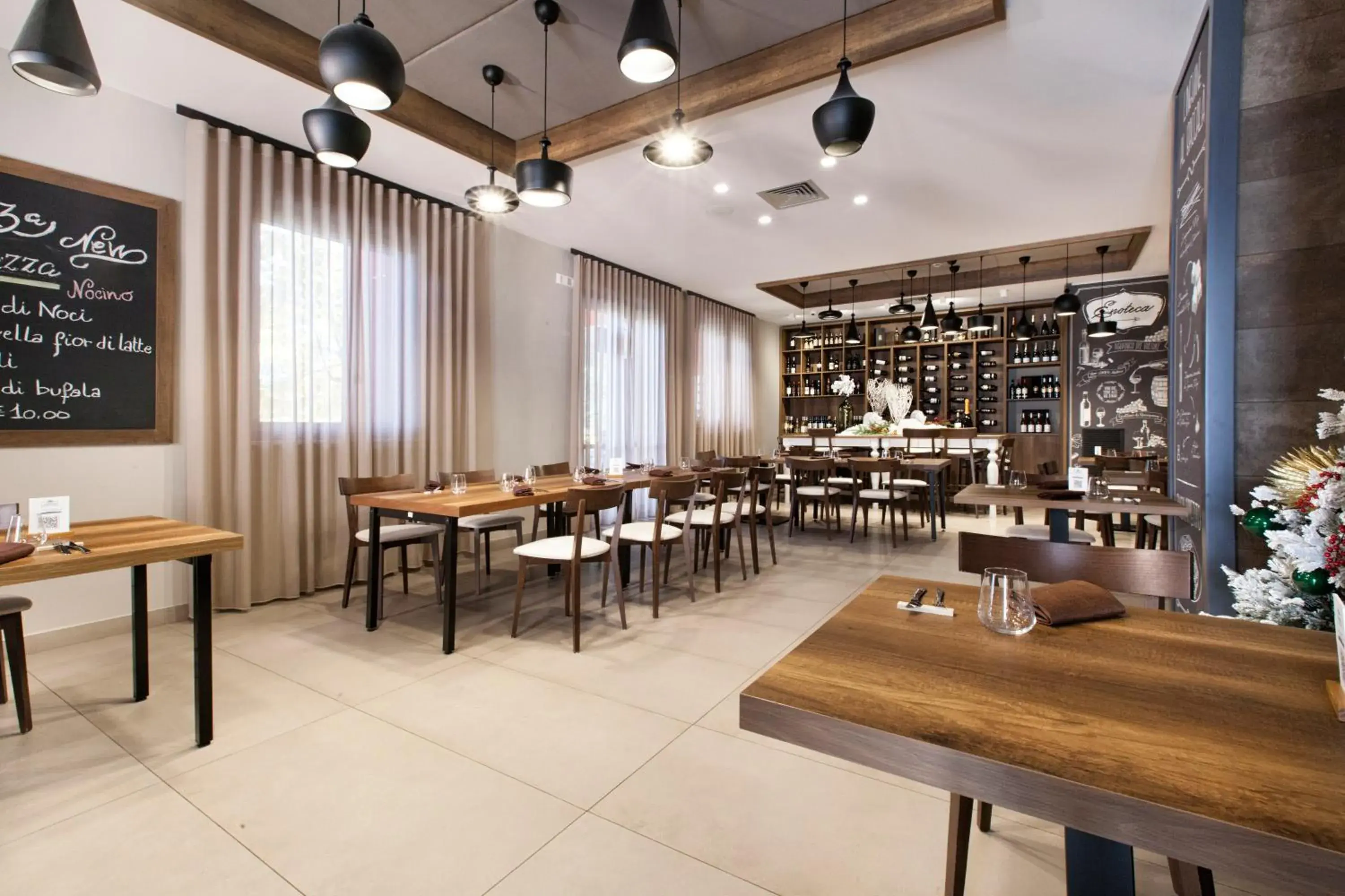 Restaurant/places to eat in Bhotel Restaurant/places to eat in Bhotel