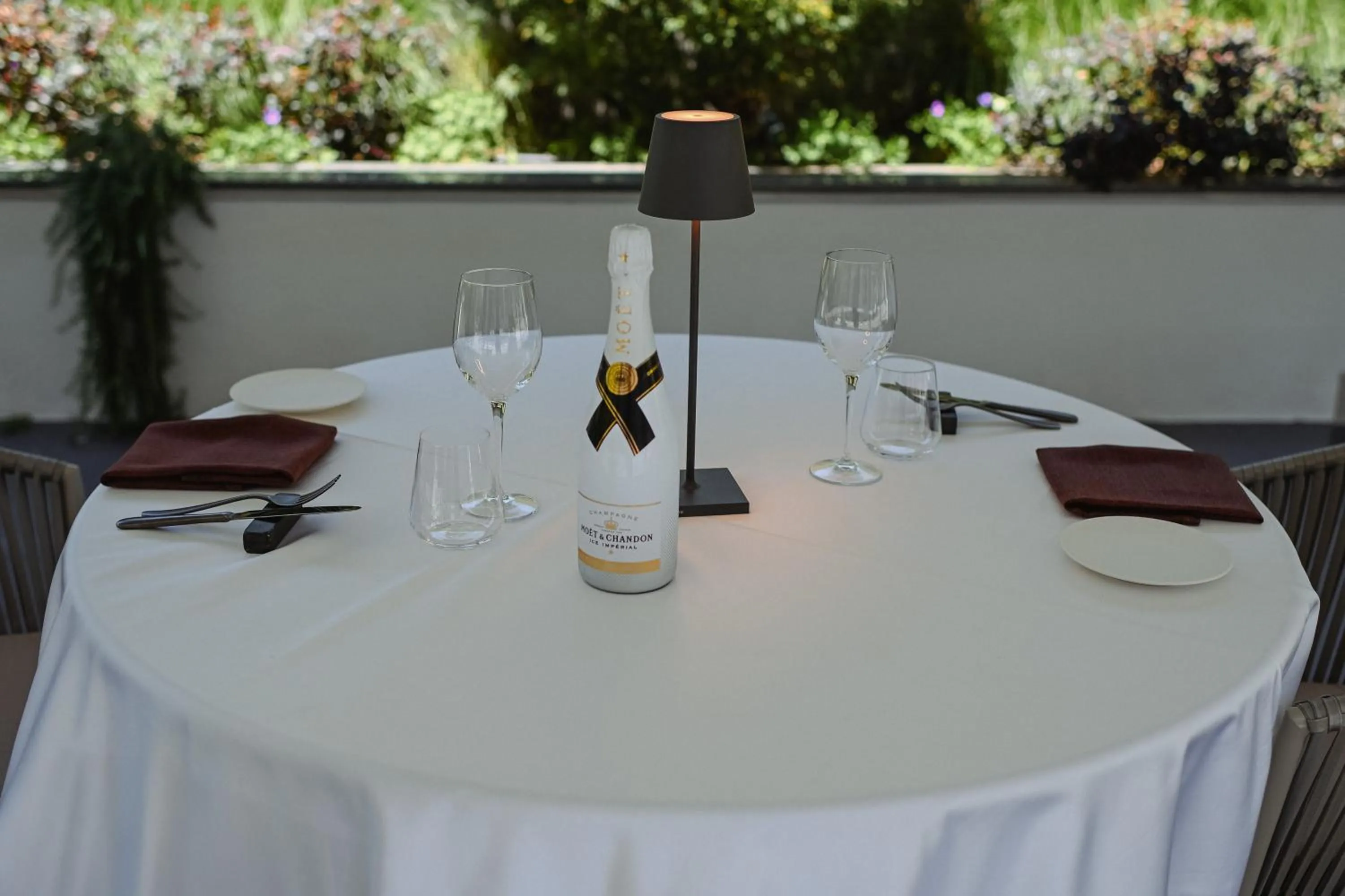 Restaurant/places to eat in Bhotel