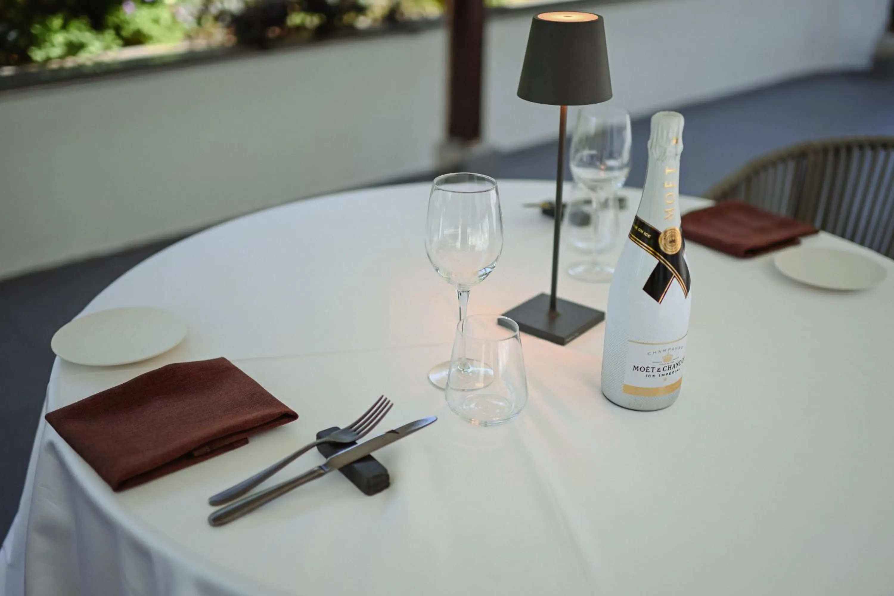 Restaurant/places to eat in Bhotel