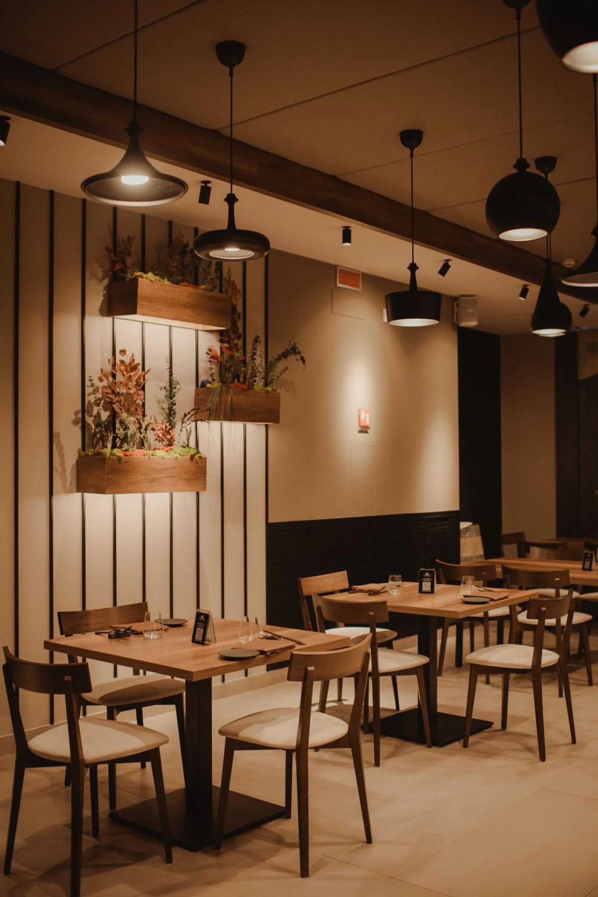 Restaurant/places to eat in Bhotel