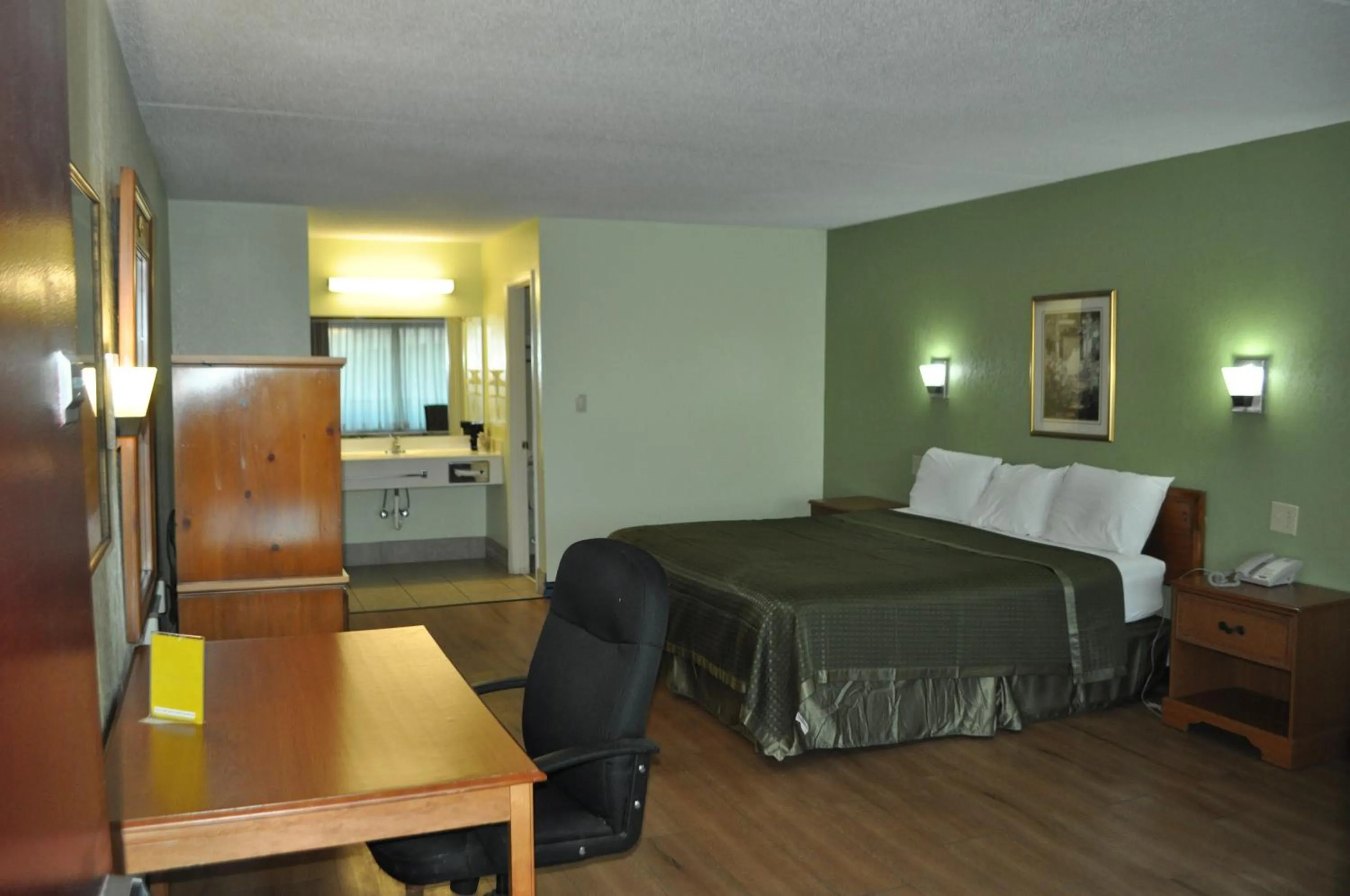 Photo of the whole room, Bed in Bestway Inn - Madison