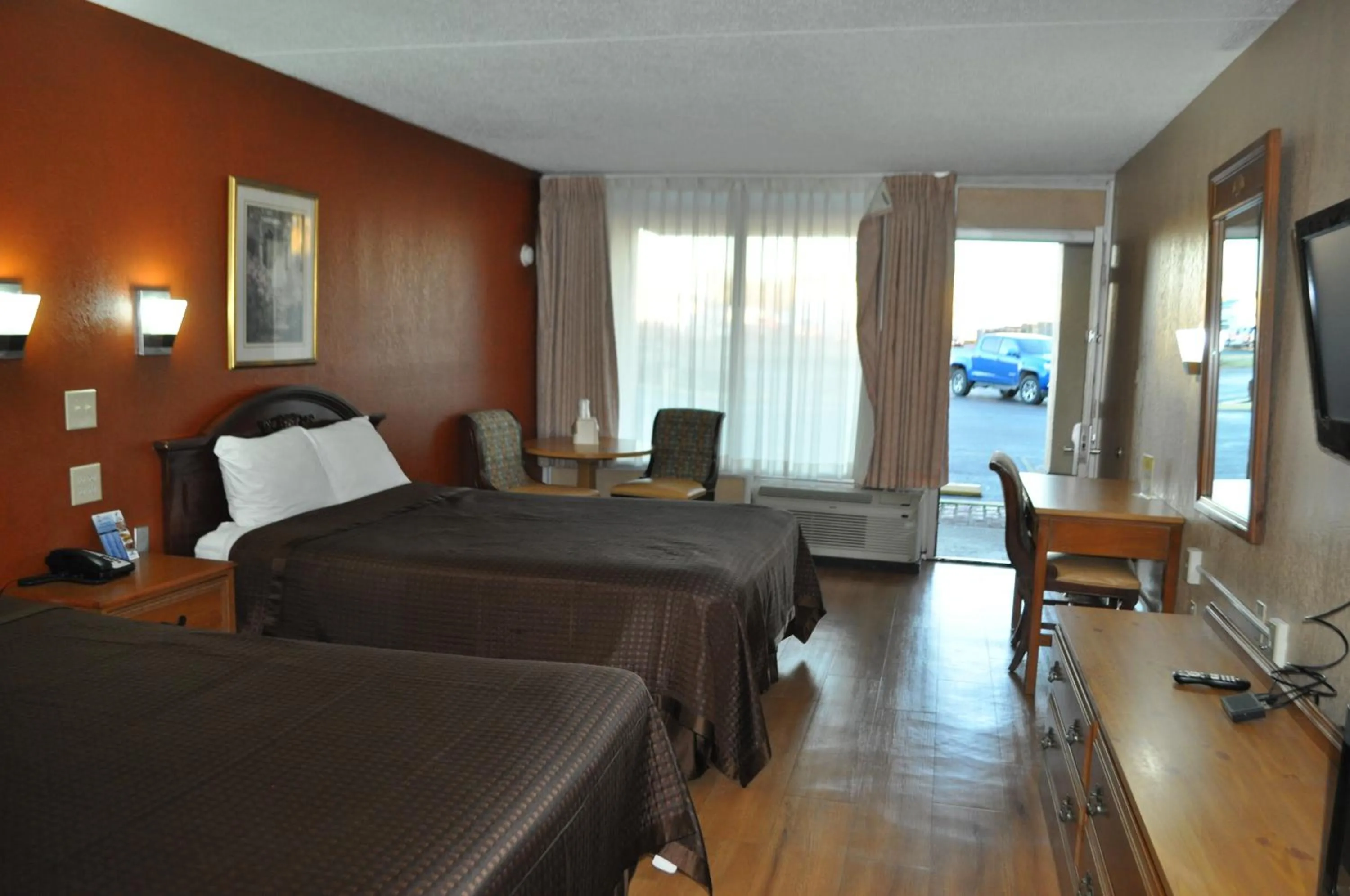 Photo of the whole room, Bed in Bestway Inn - Madison