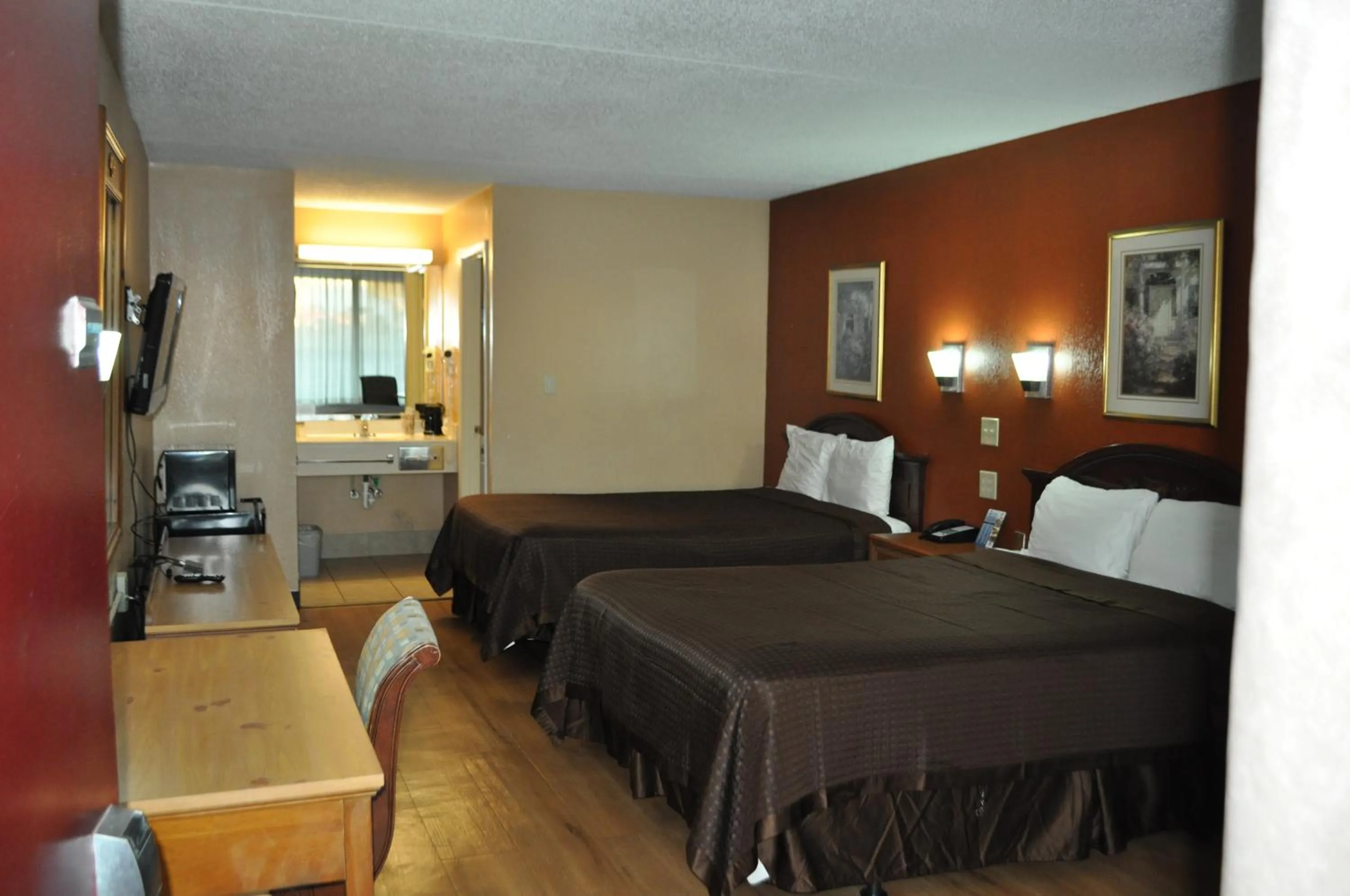 Photo of the whole room, Bed in Bestway Inn - Madison