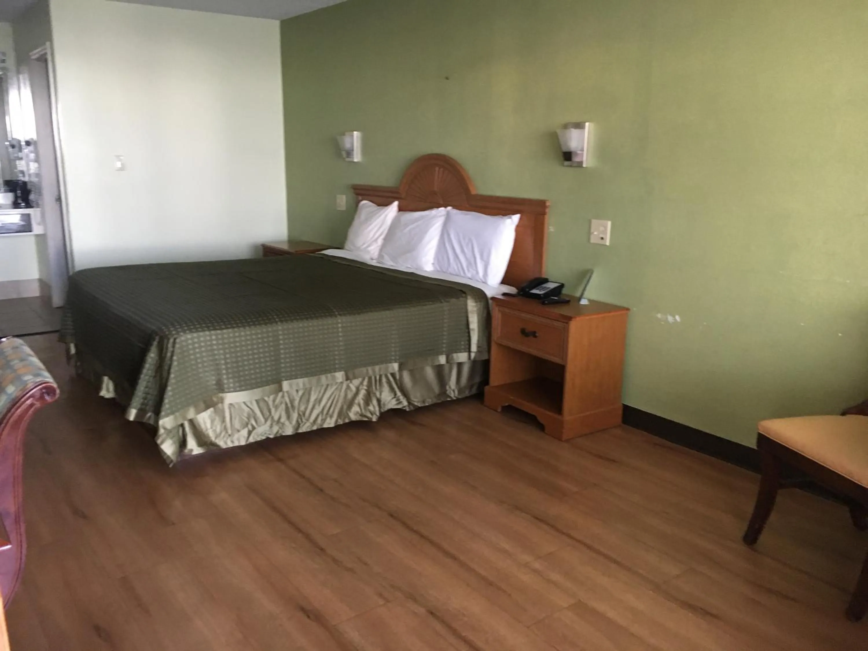 Photo of the whole room, Bed in Bestway Inn - Madison