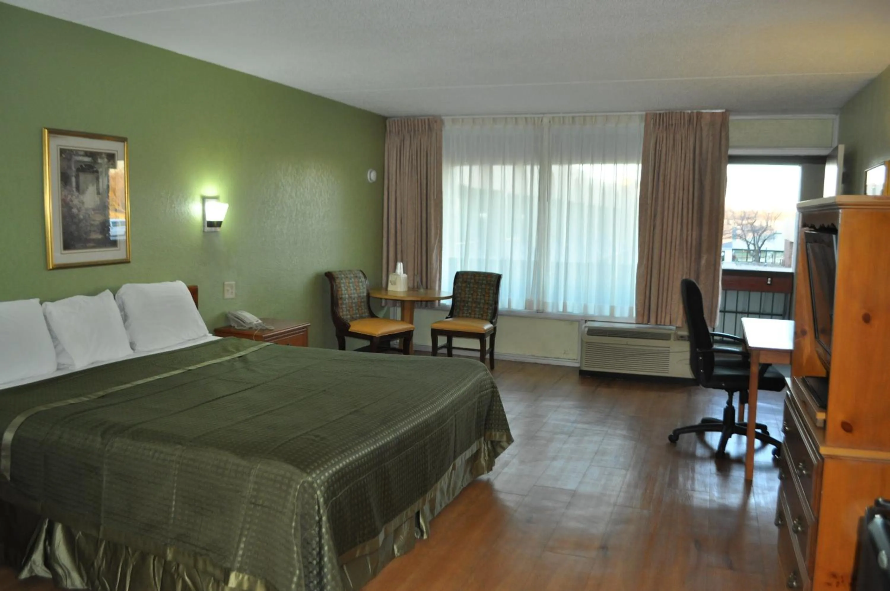 Photo of the whole room, Bed in Bestway Inn - Madison