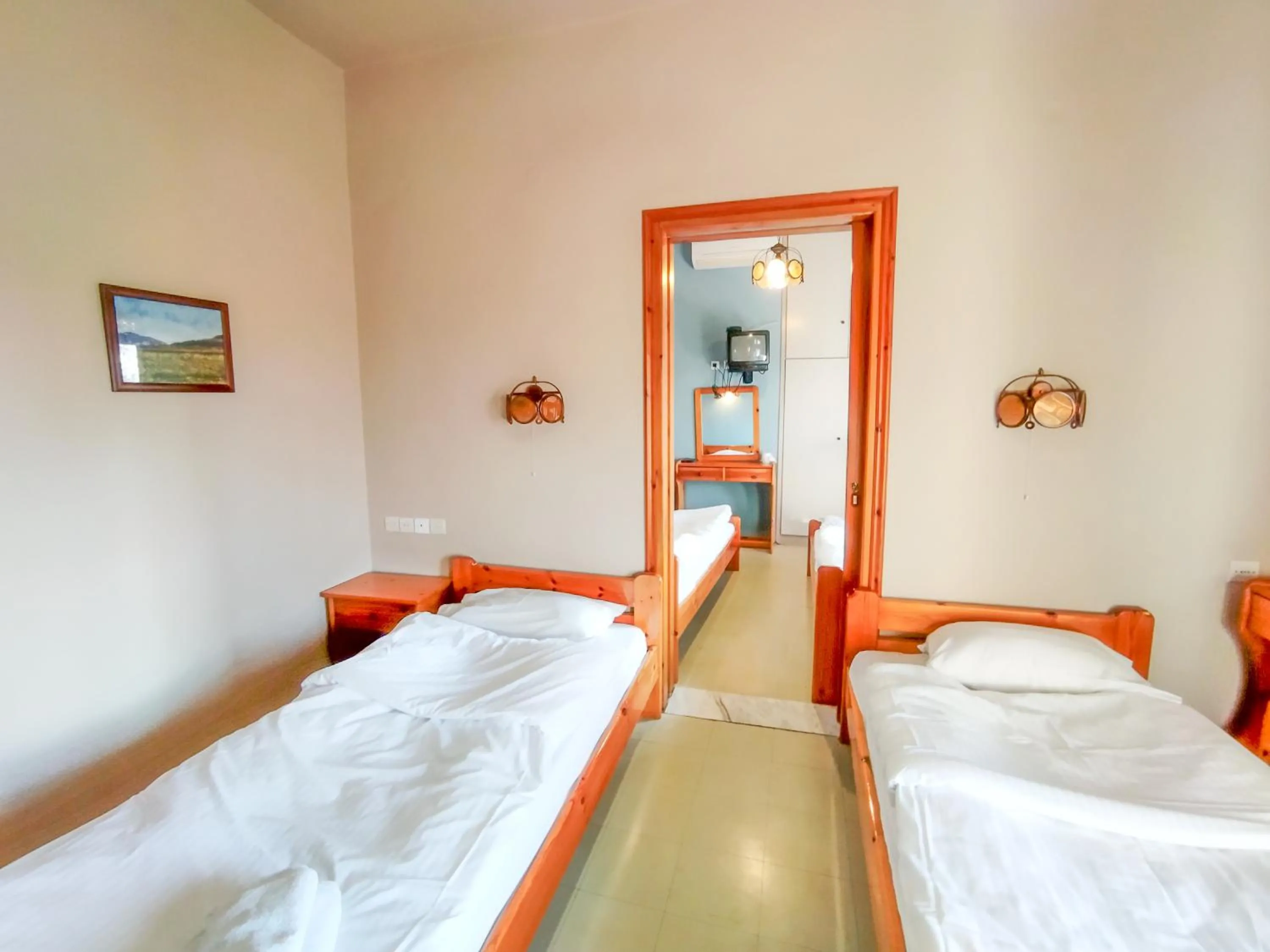 Photo of the whole room, Bed in Yannis Hotel
