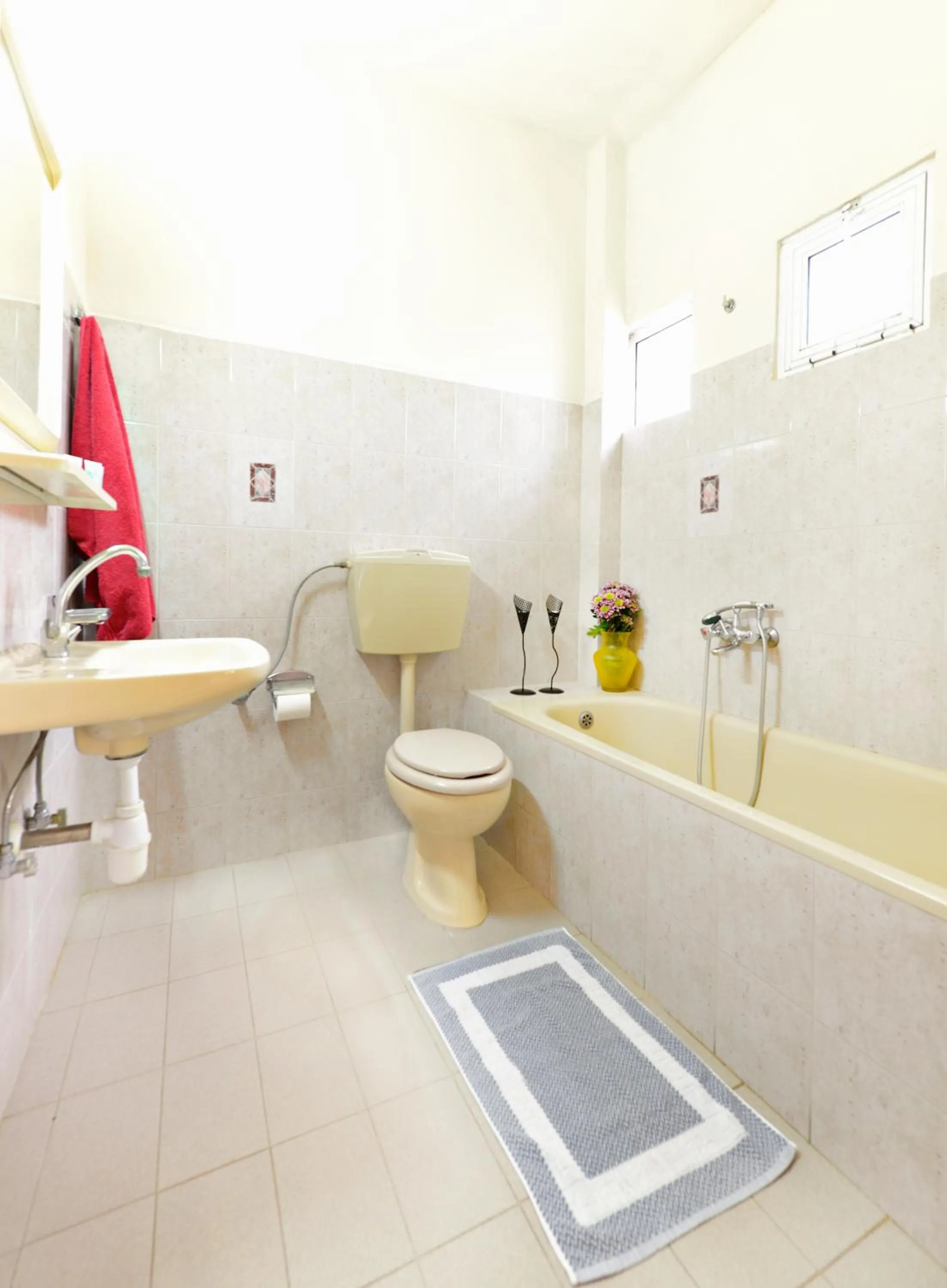 Bathroom in Yannis Hotel