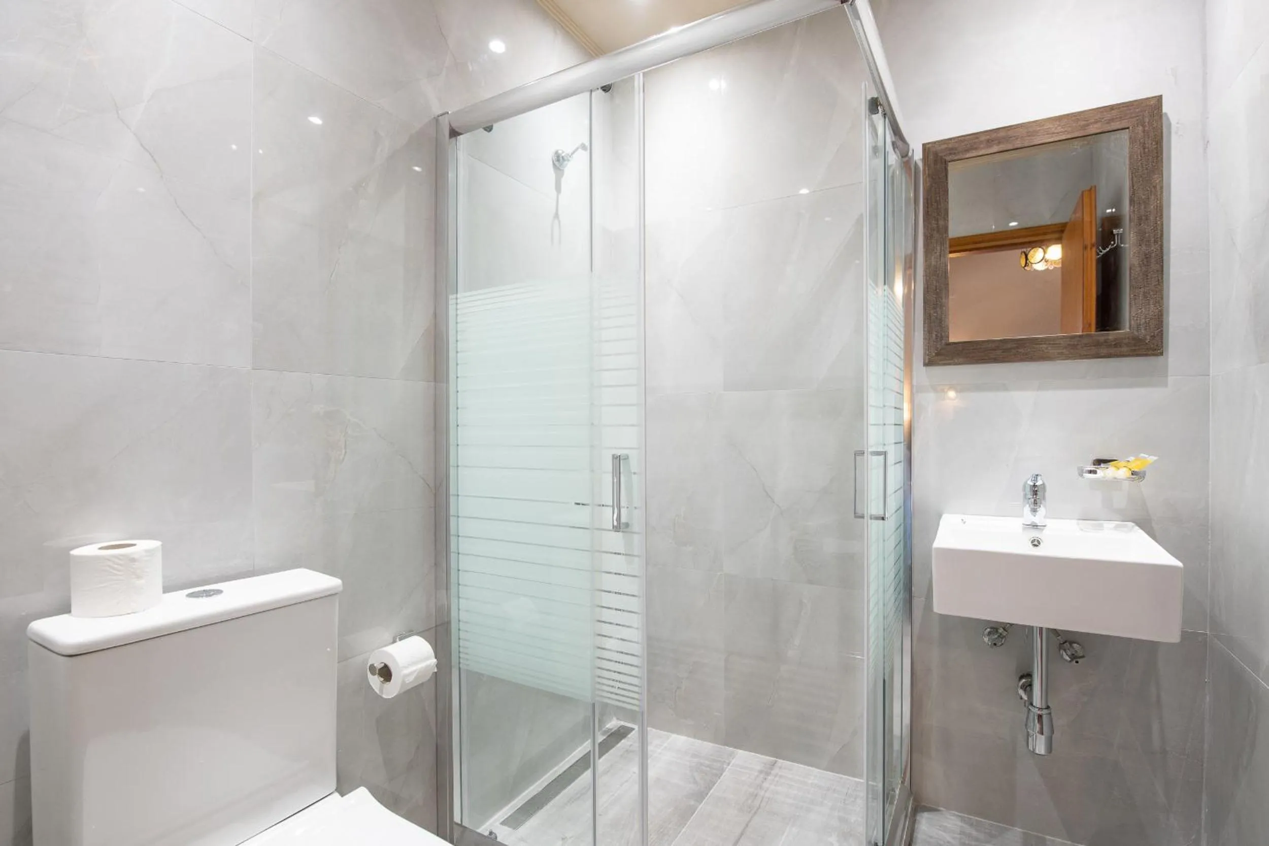 Bathroom in Yannis Hotel