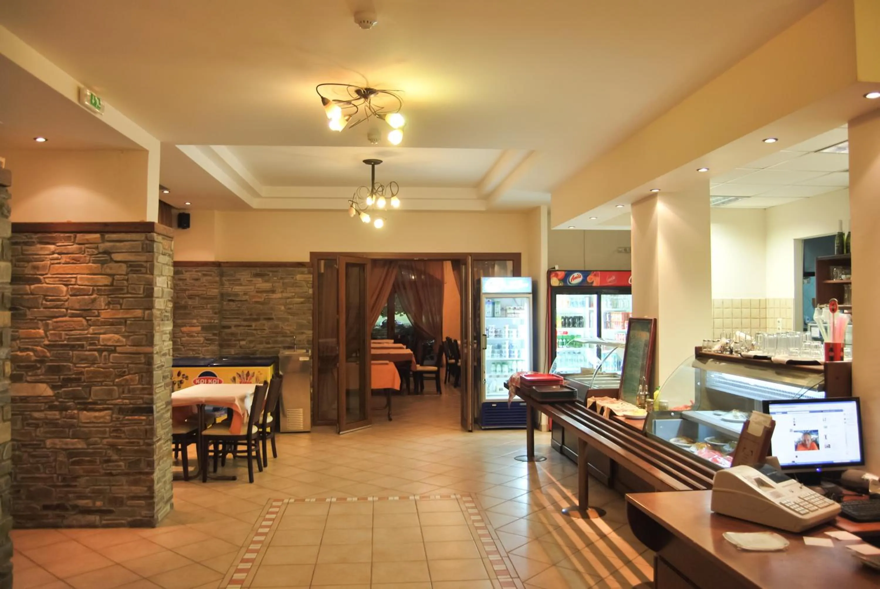 Restaurant/places to eat in Yannis Hotel