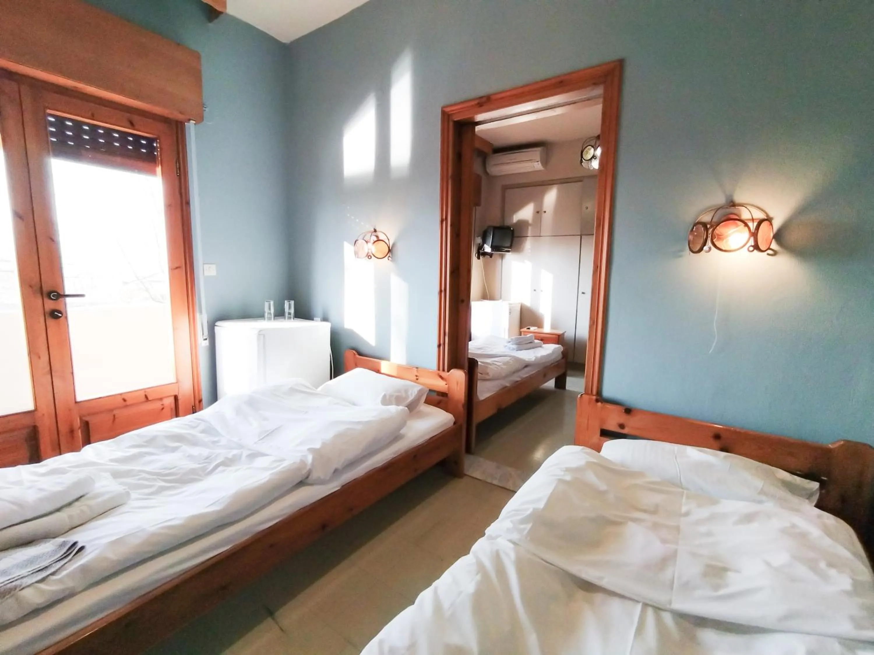 Photo of the whole room, Bed in Yannis Hotel