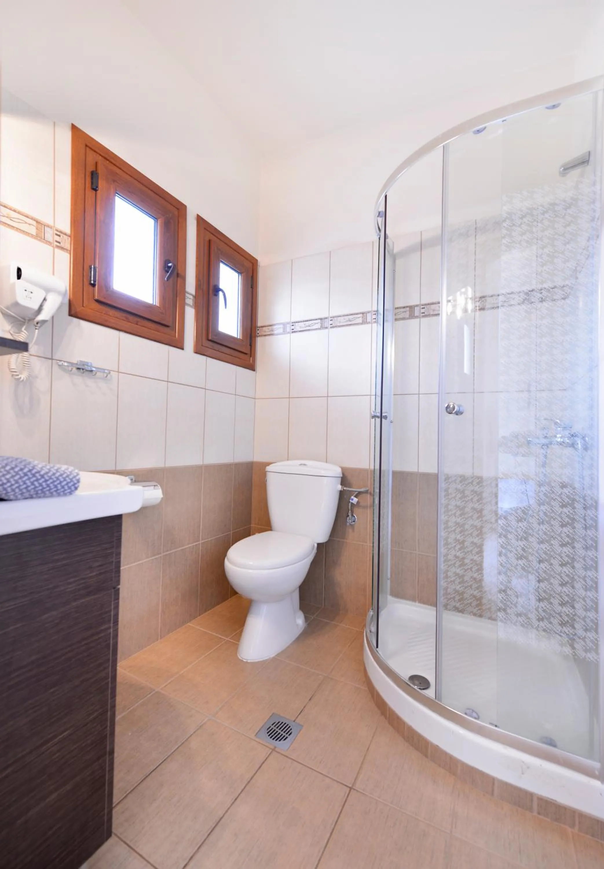Bathroom in Yannis Hotel