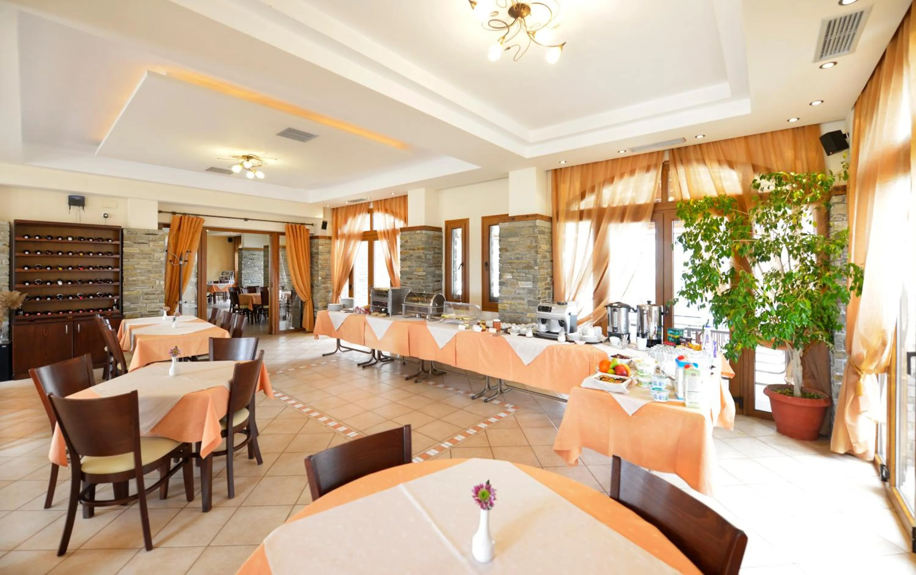 Restaurant/places to eat in Yannis Hotel