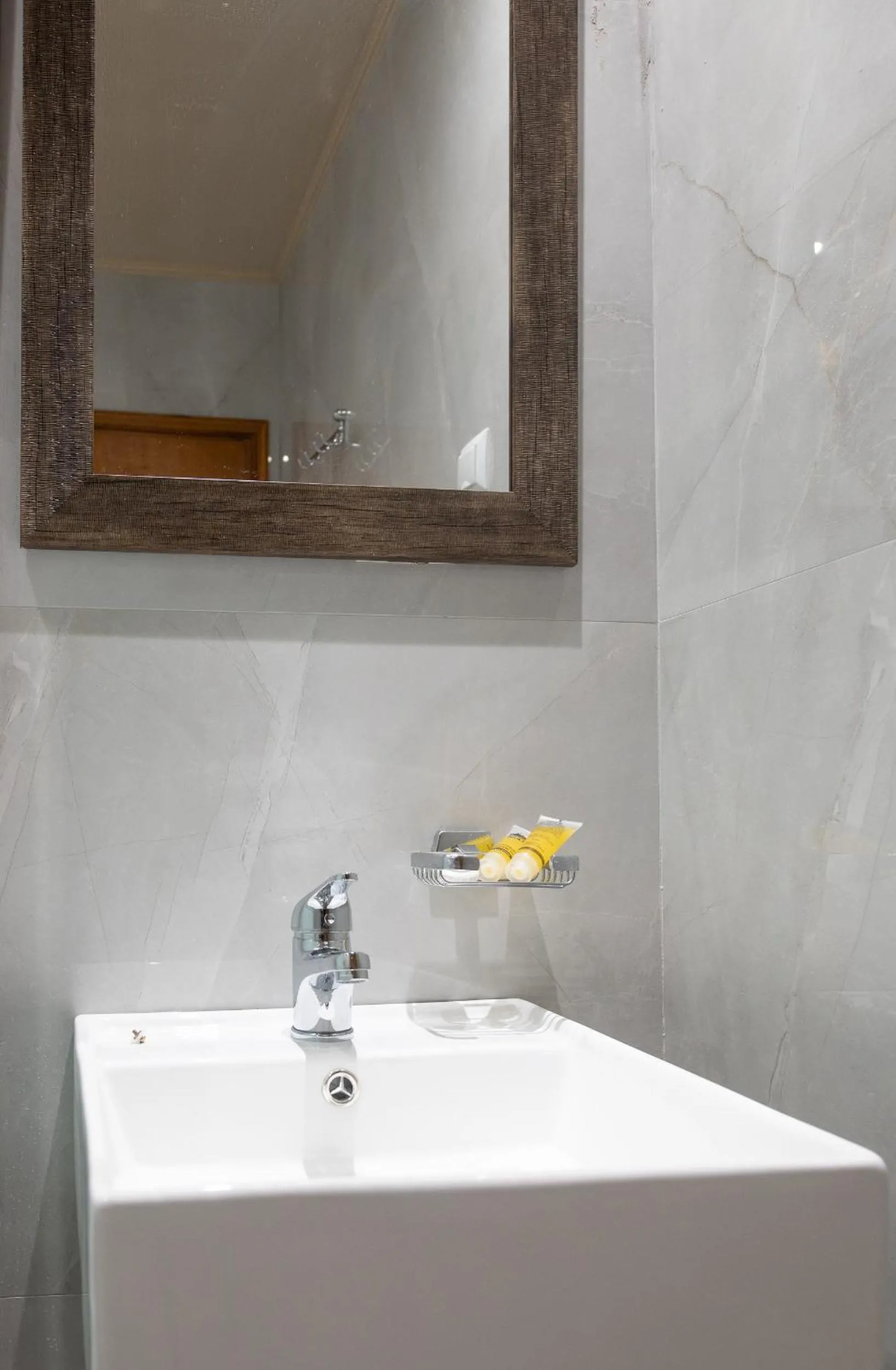 Bathroom in Yannis Hotel