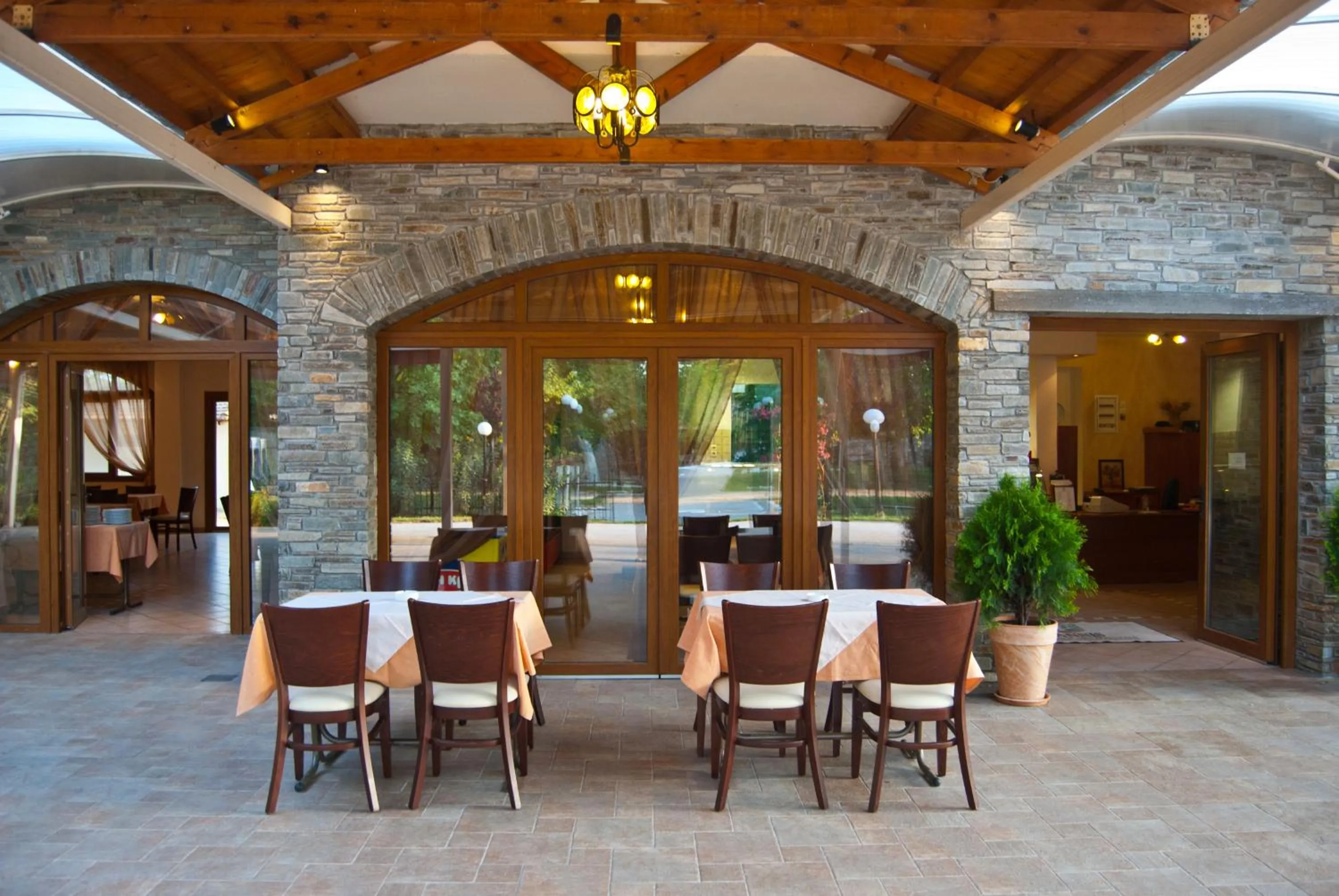 Restaurant/places to eat in Yannis Hotel