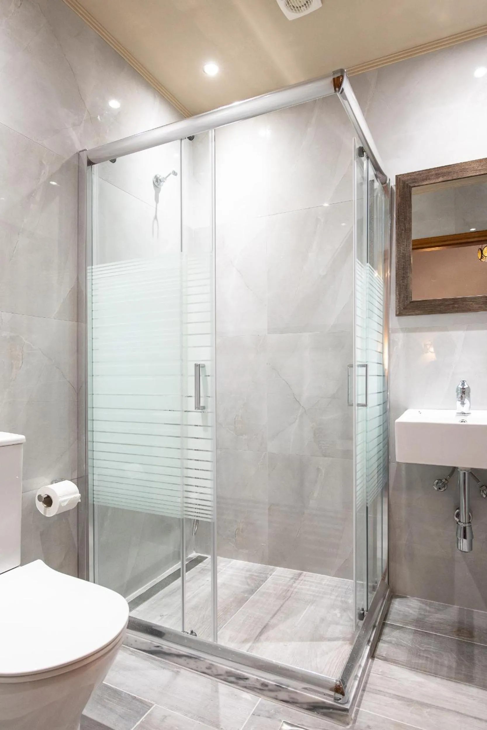 Bathroom in Yannis Hotel