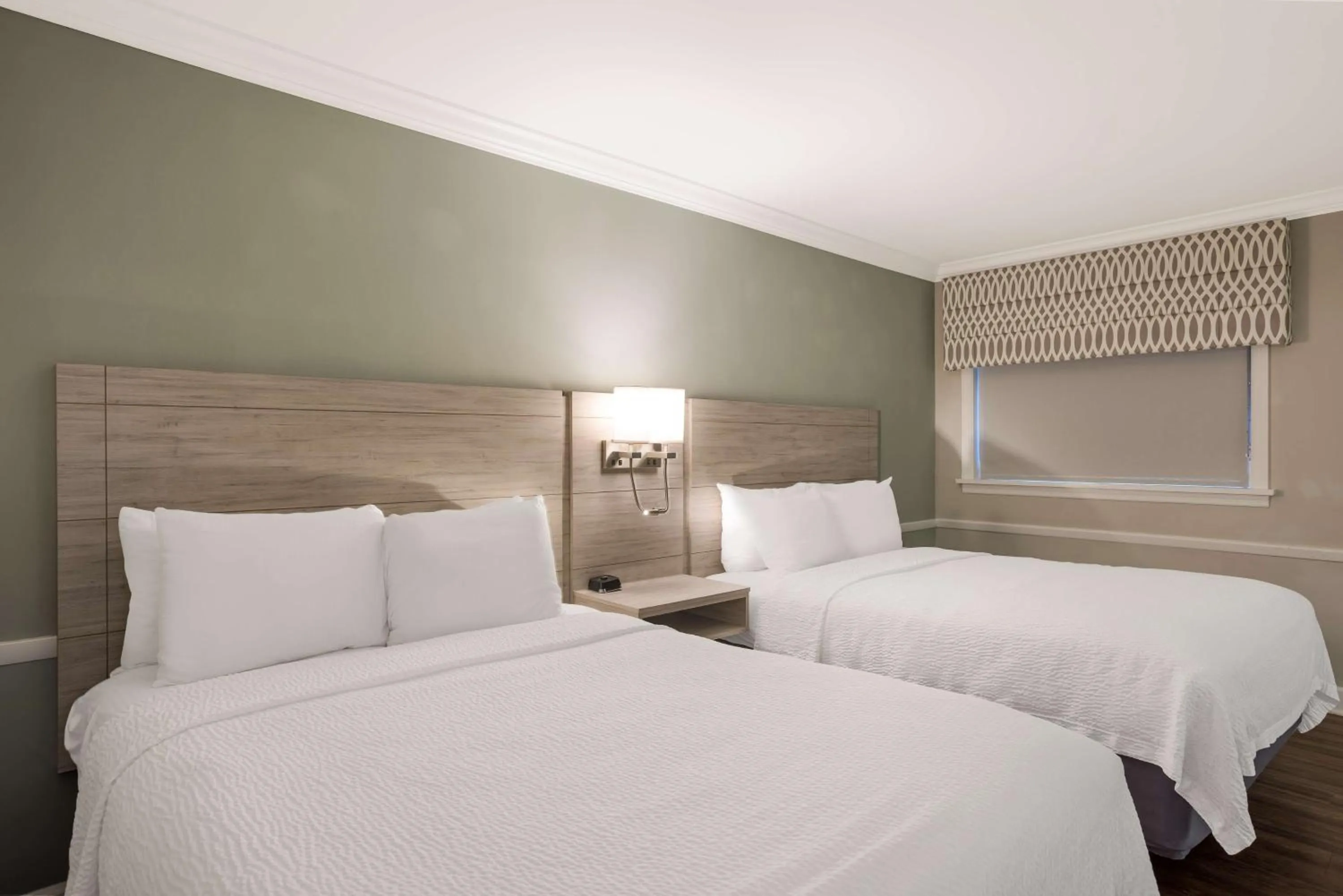 Bedroom, Bed in Best Western Sea Island Inn