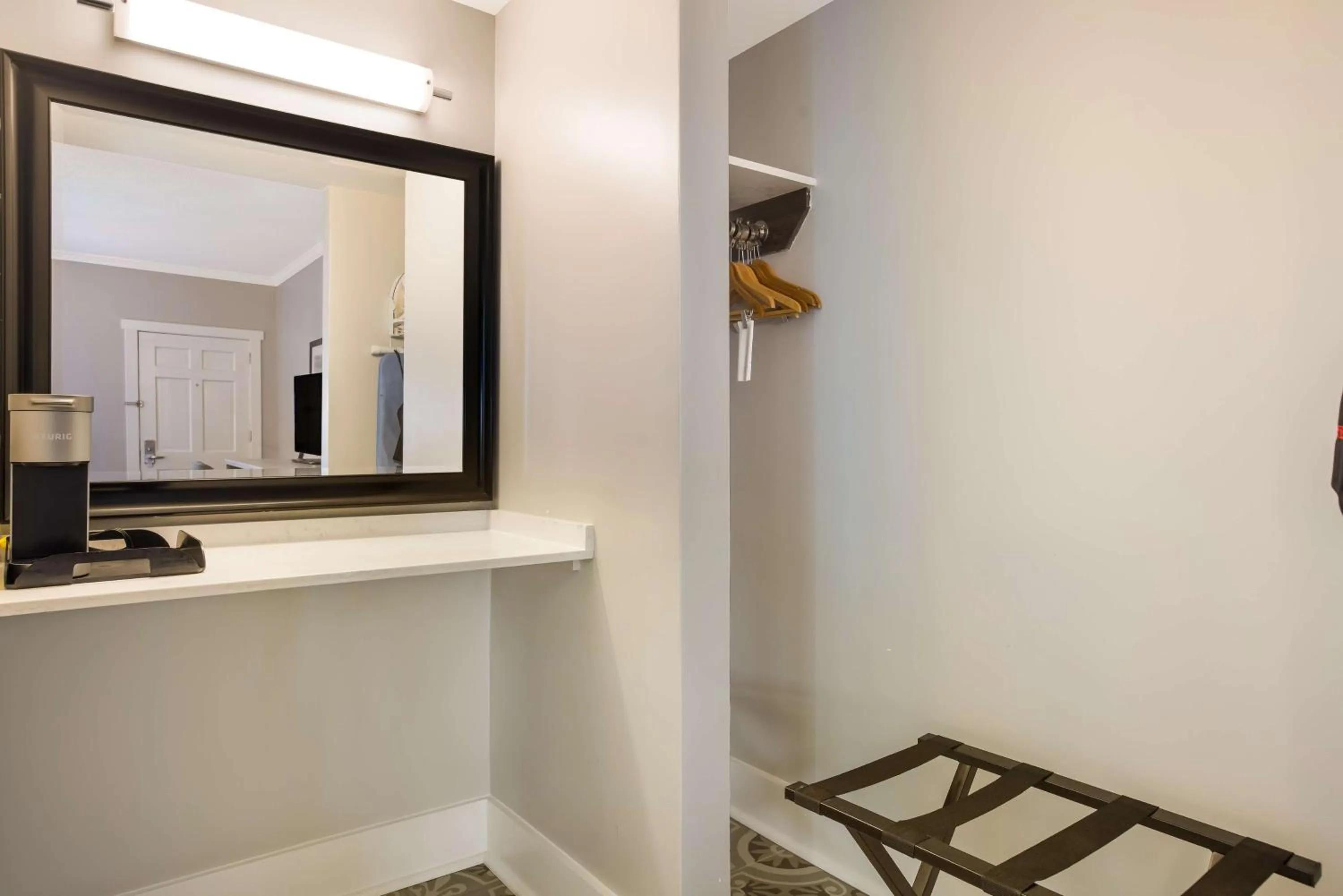 Bedroom in Best Western Sea Island Inn