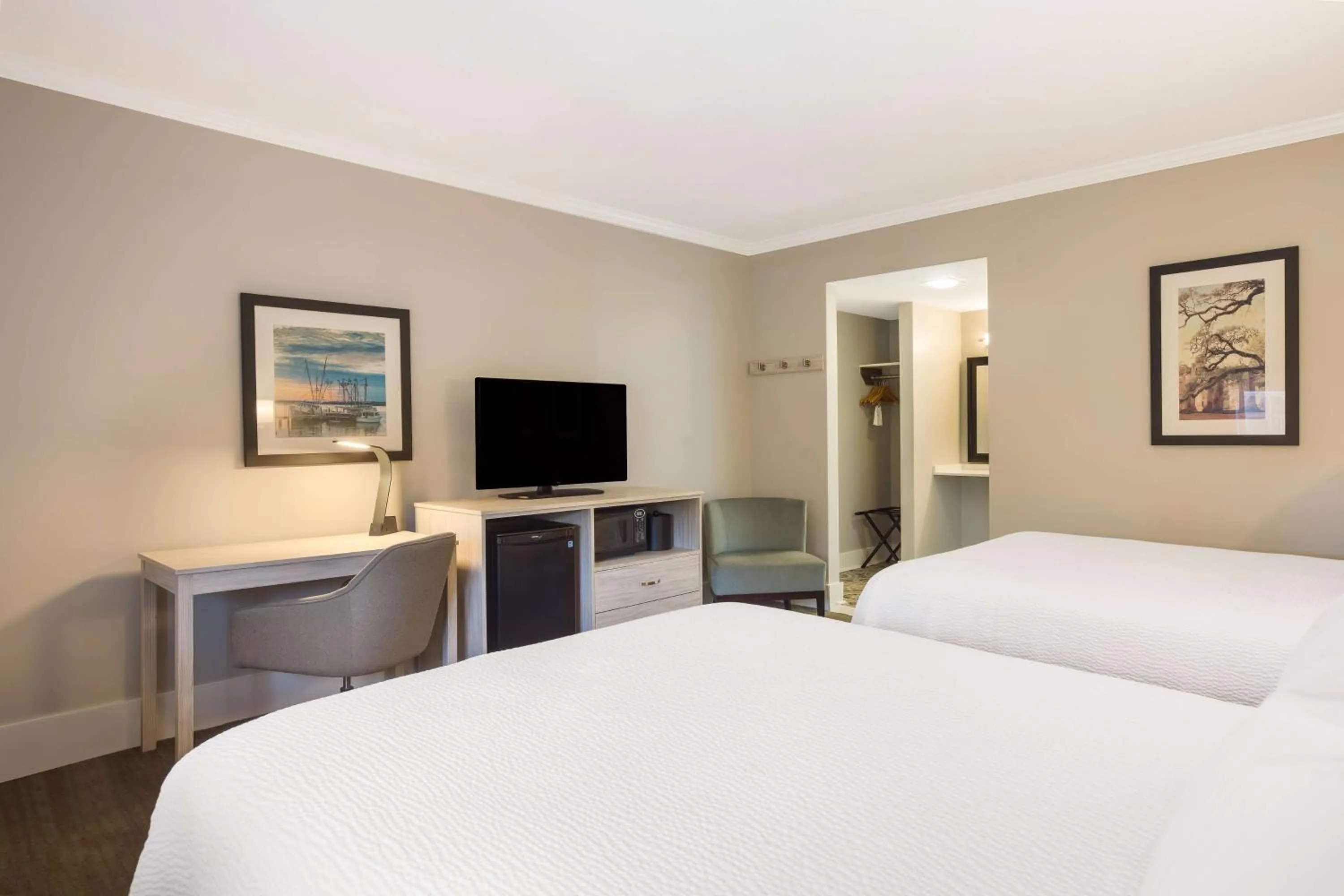 Bedroom, Bed in Best Western Sea Island Inn