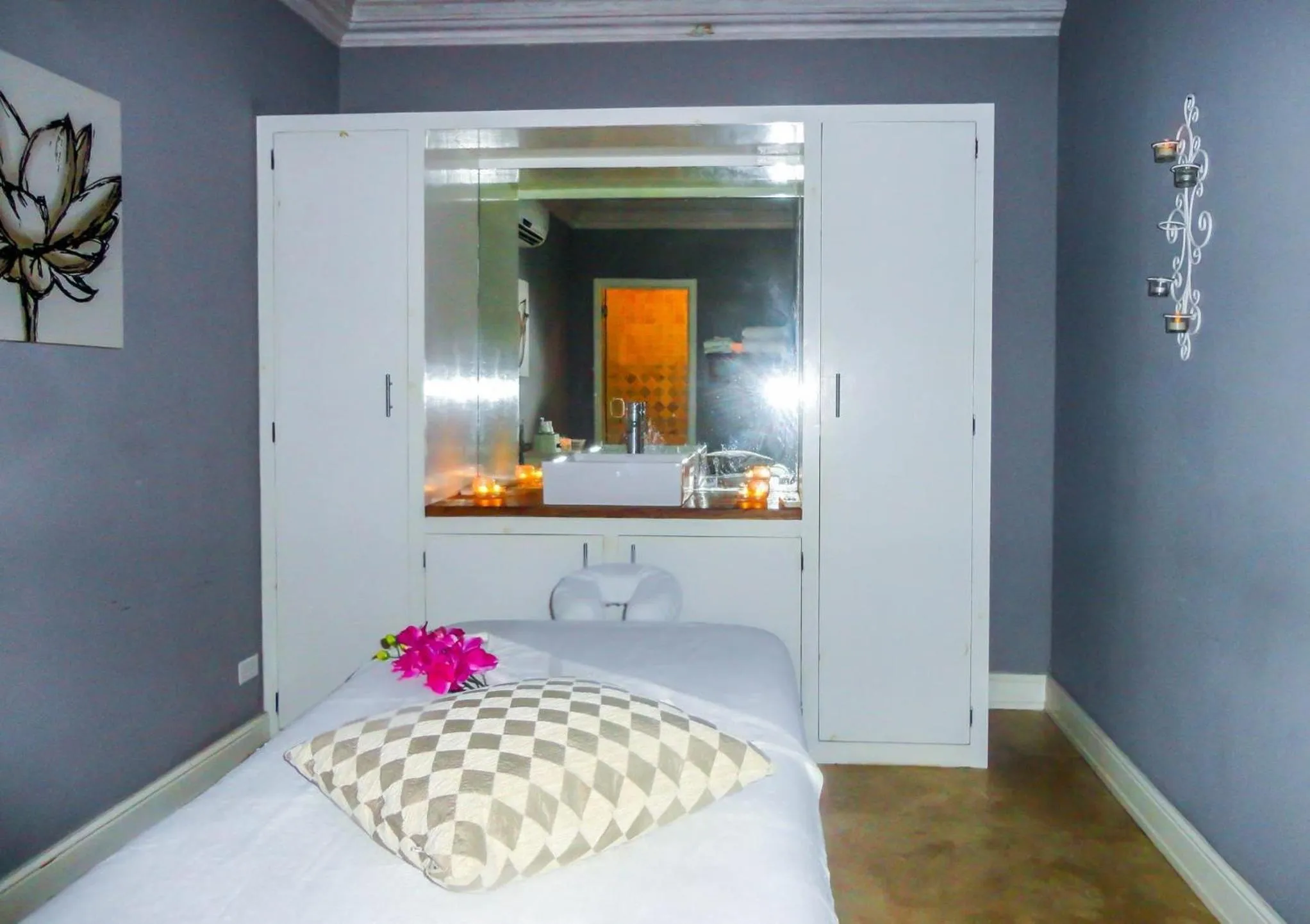 Massage, Bed in Little Good Harbour