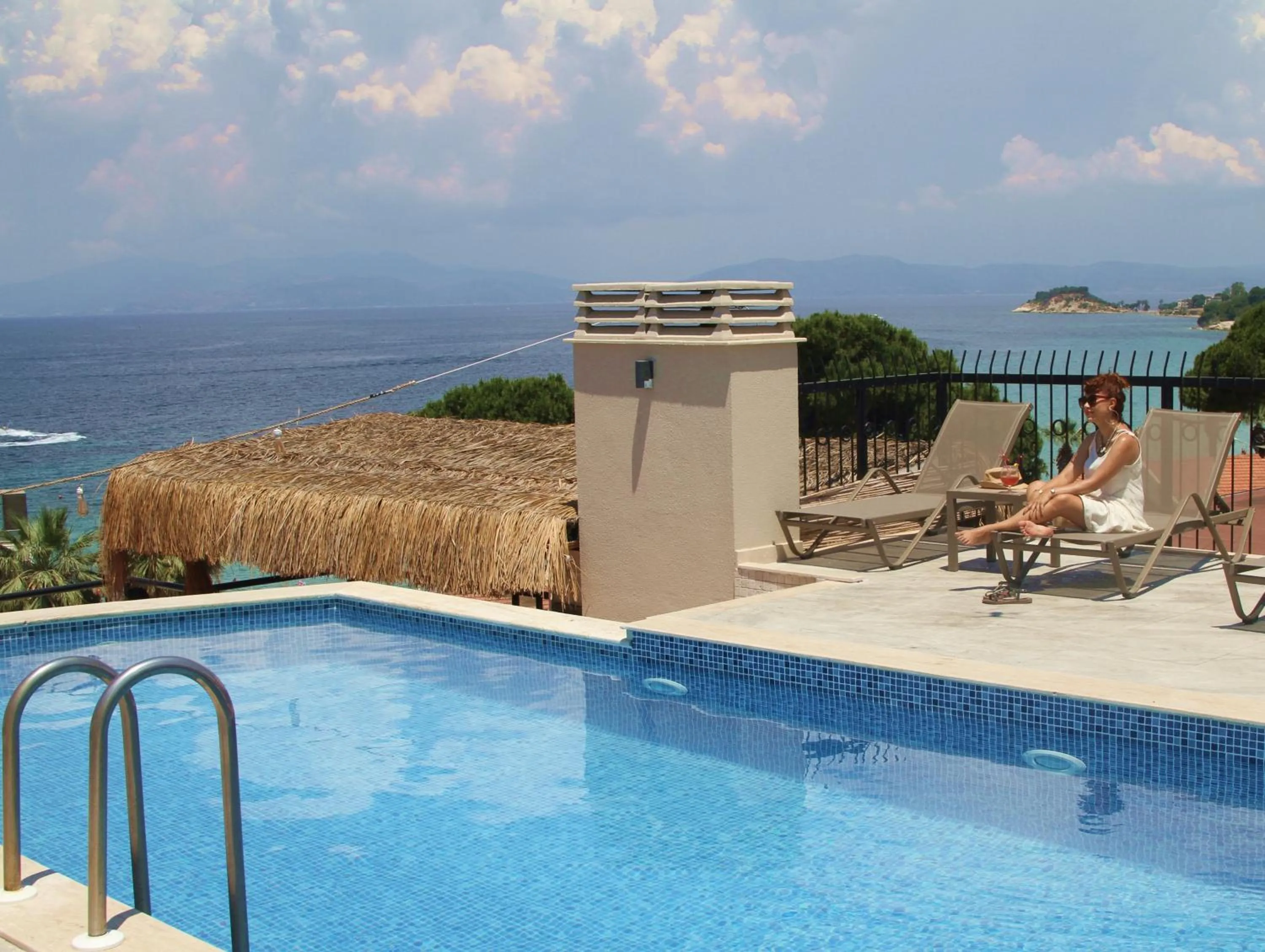 Swimming pool in Rosy Suites Hotel