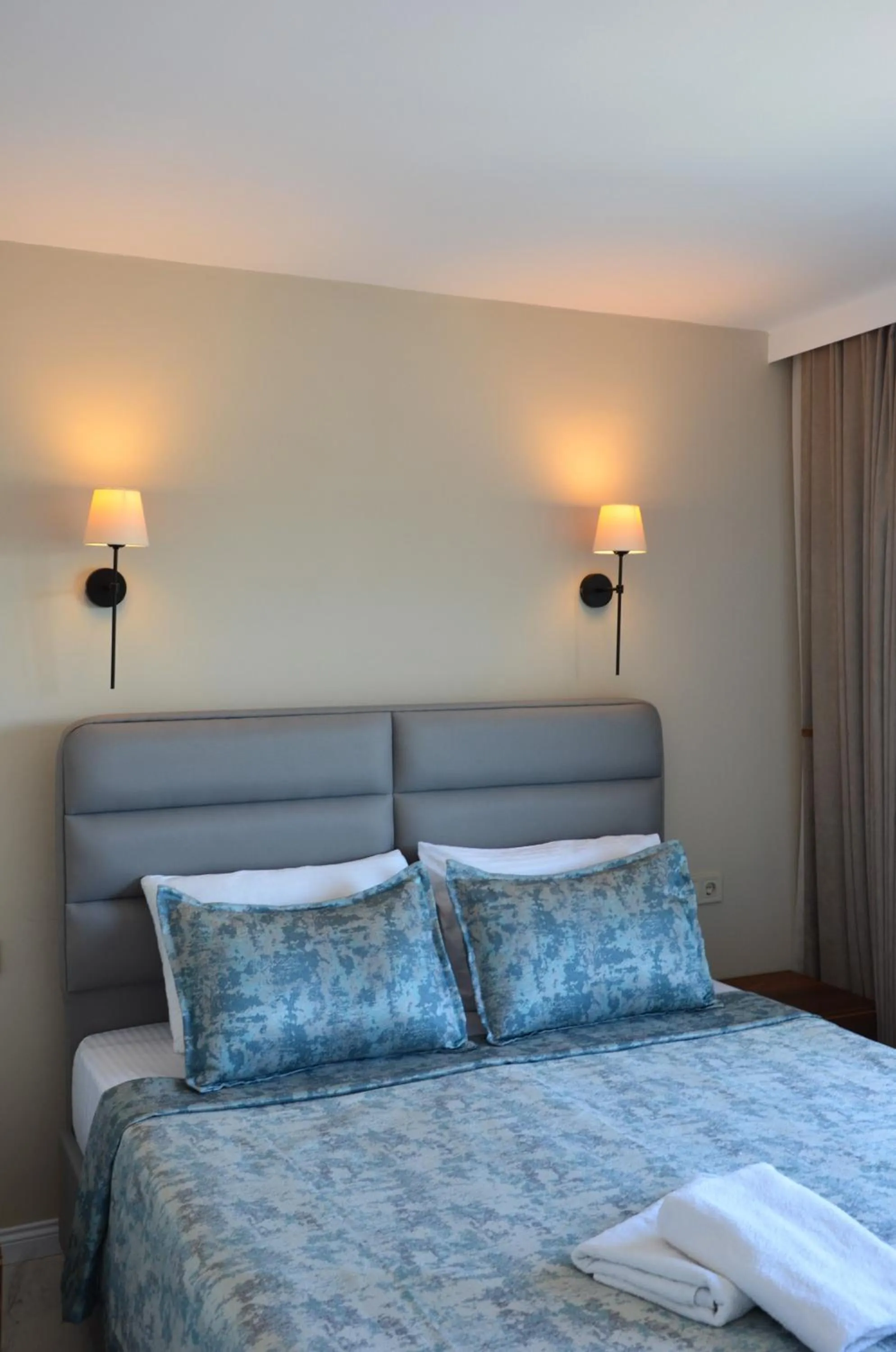 Bed in Rosy Suites Hotel