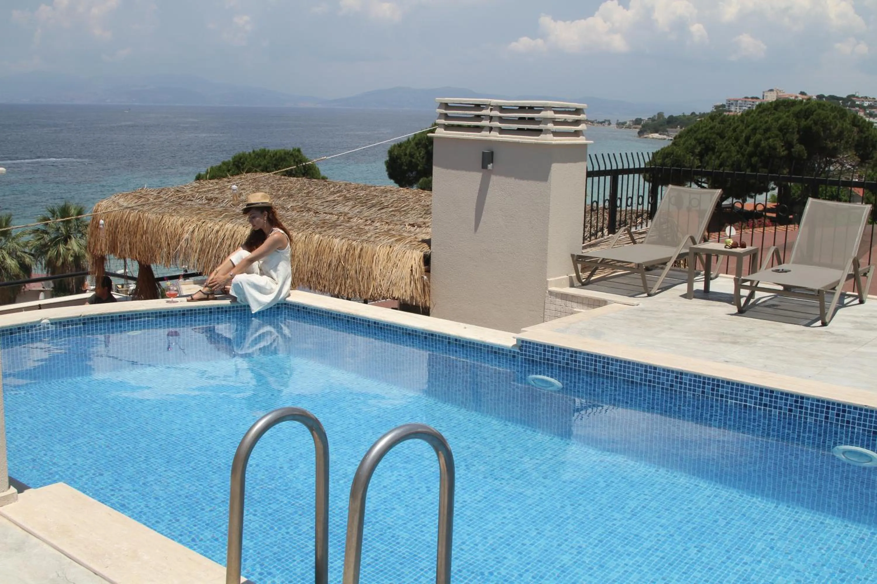 Swimming pool in Rosy Suites Hotel
