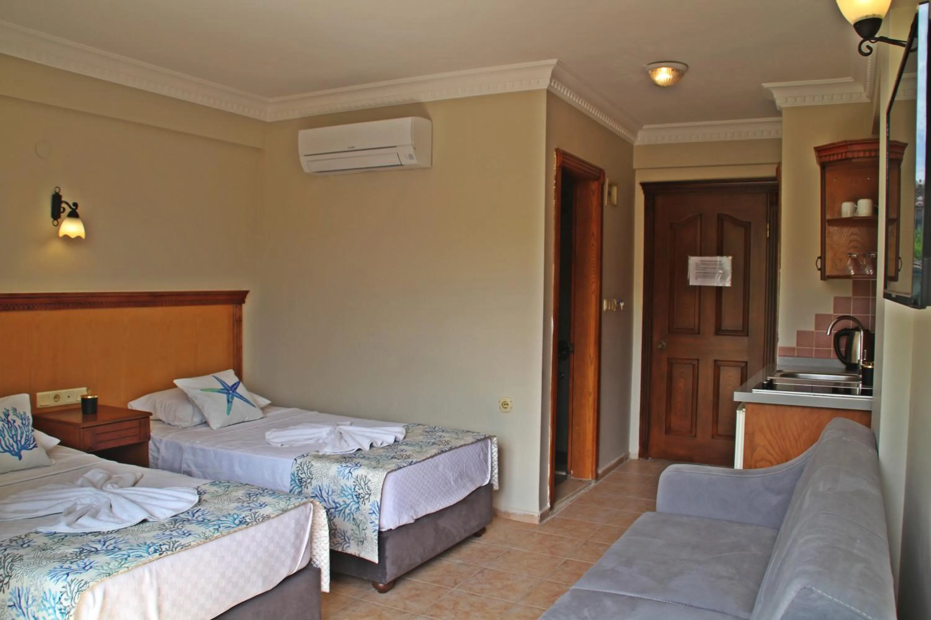 Photo of the whole room, Bed in Rosy Suites Hotel