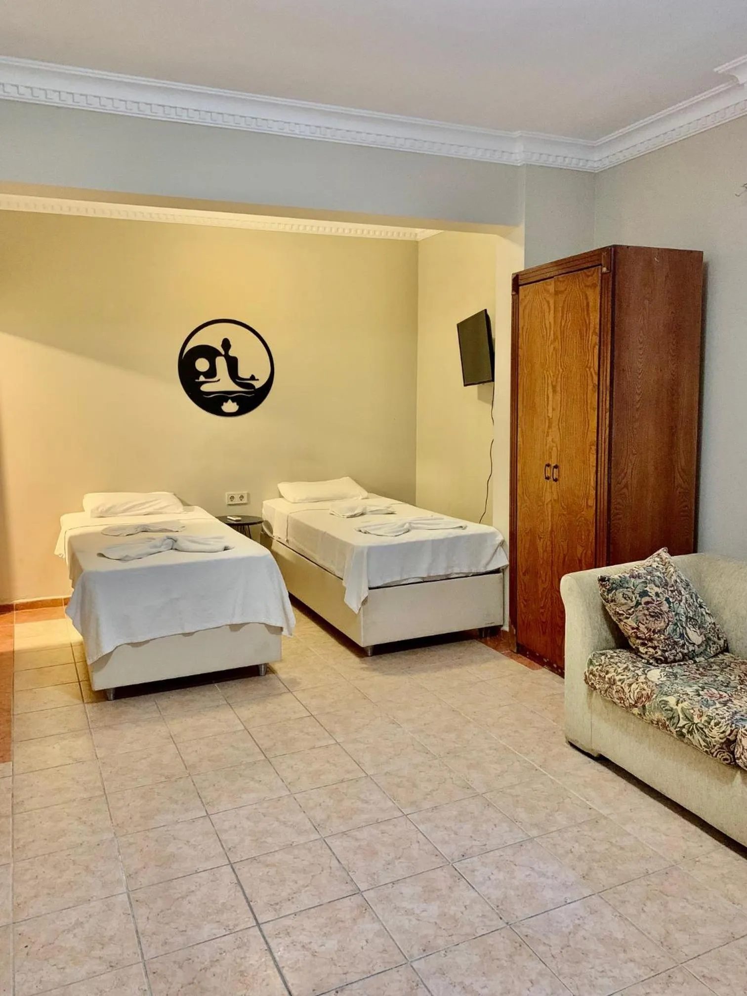 Photo of the whole room, Bed in Rosy Suites Hotel