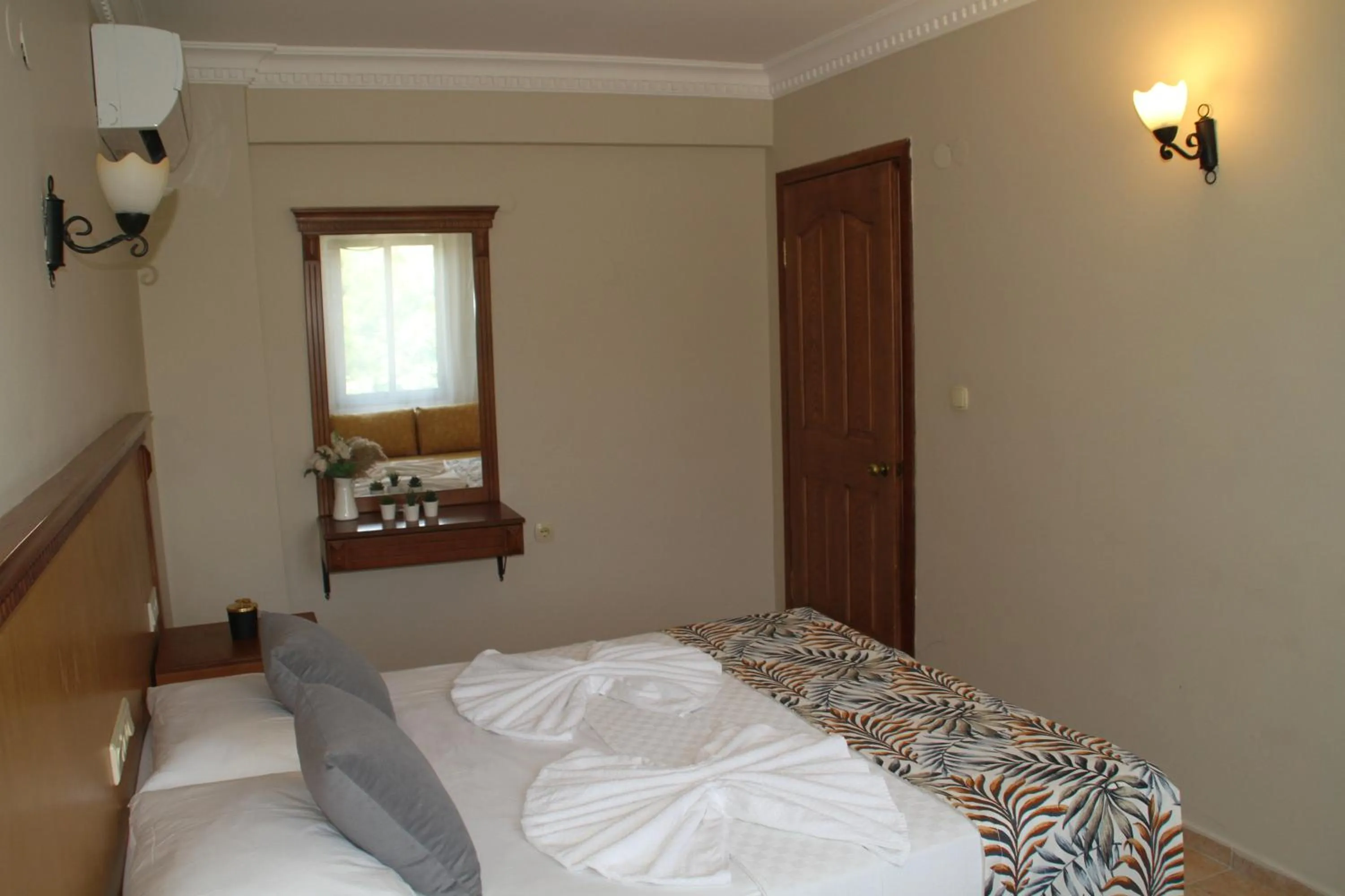 Bedroom, Bed in Rosy Suites Hotel
