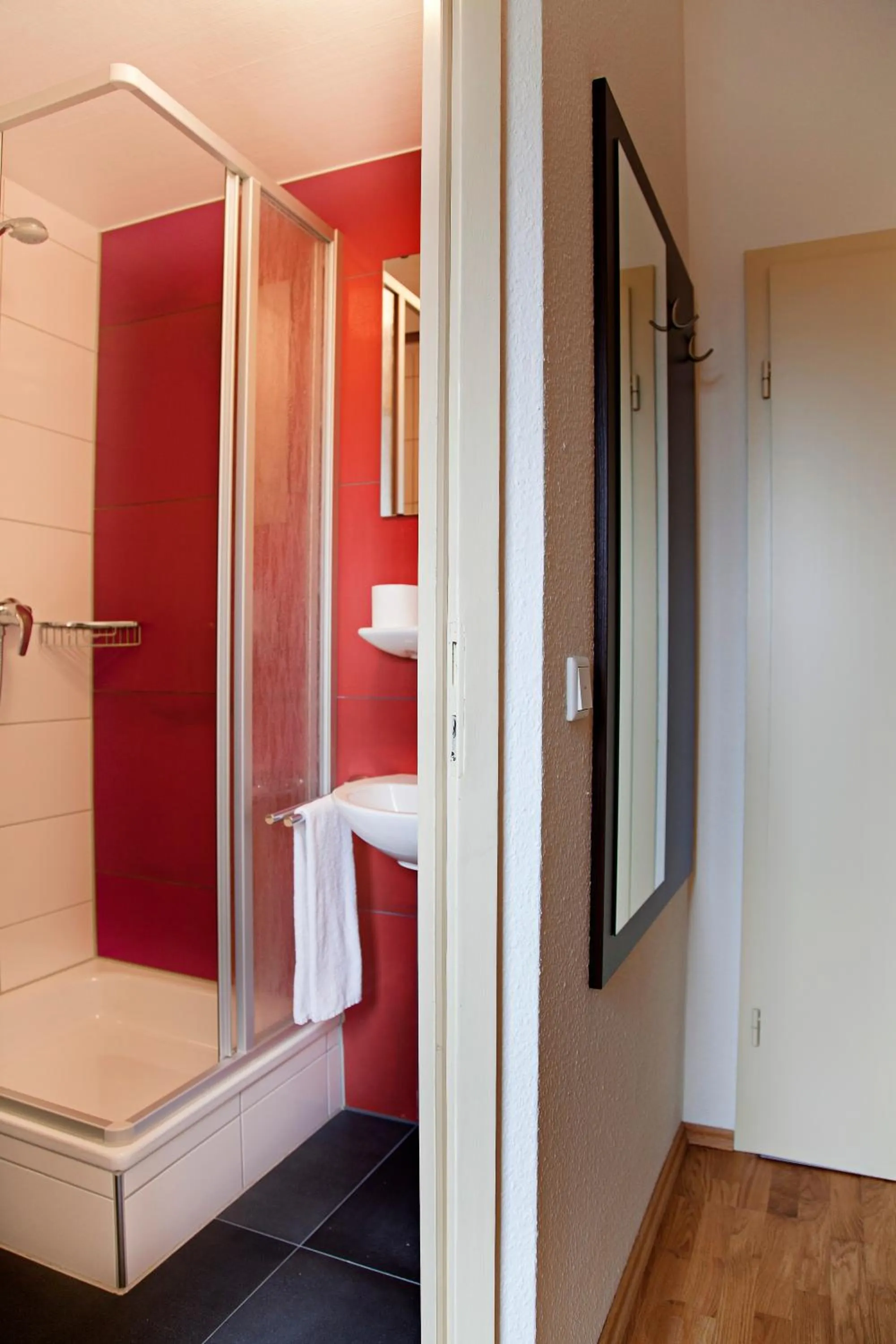 Bathroom, Bed in DAS Steeps Ihr Brauhaus und Hotel
