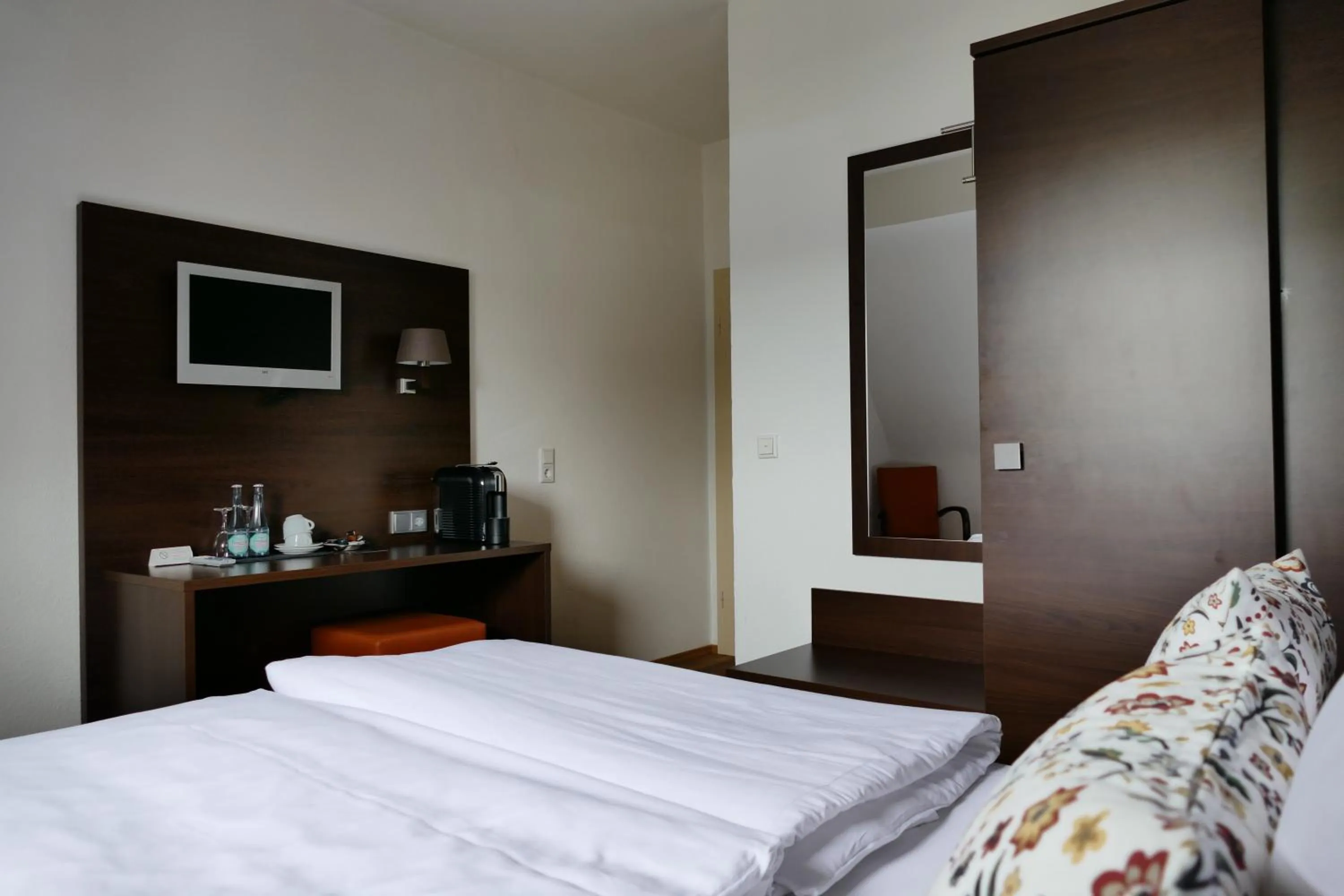 Photo of the whole room, Bed in DAS Steeps Ihr Brauhaus und Hotel