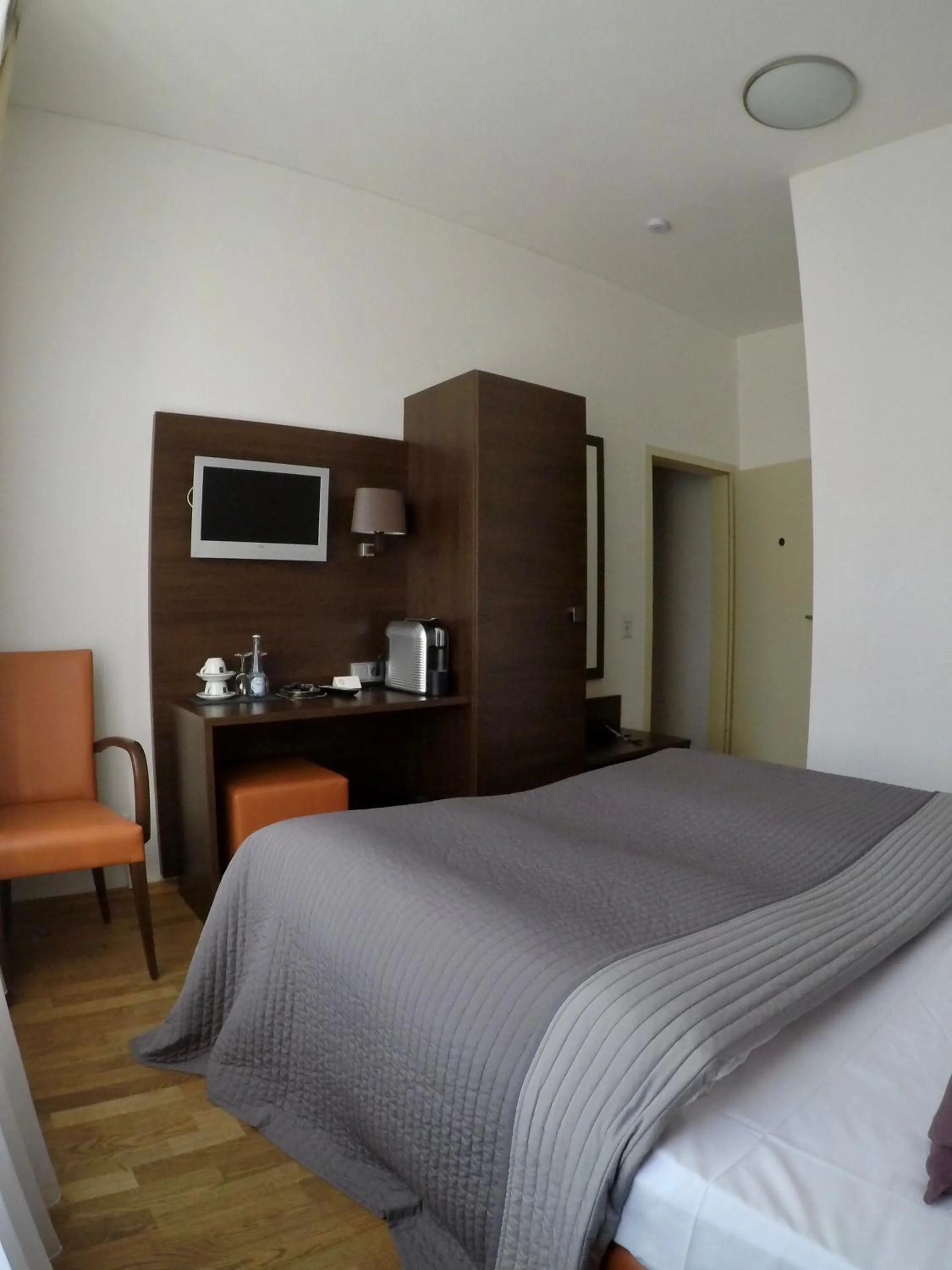 Photo of the whole room, Bed in DAS Steeps Ihr Brauhaus und Hotel