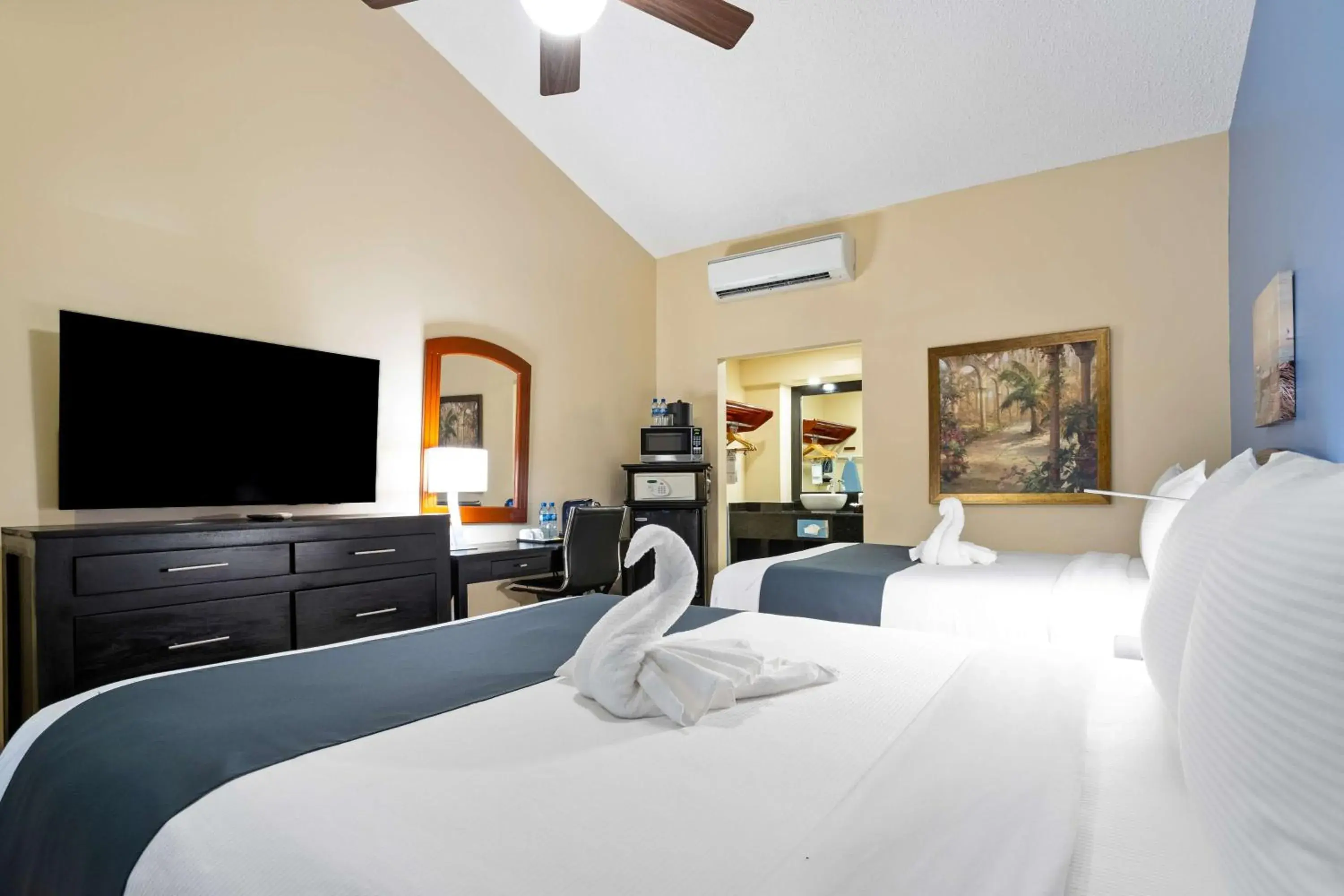 Bedroom, Bed in Best Western Plus Belize Biltmore Plaza Bedroom, Bed in Best Western Plus Belize Biltmore Plaza