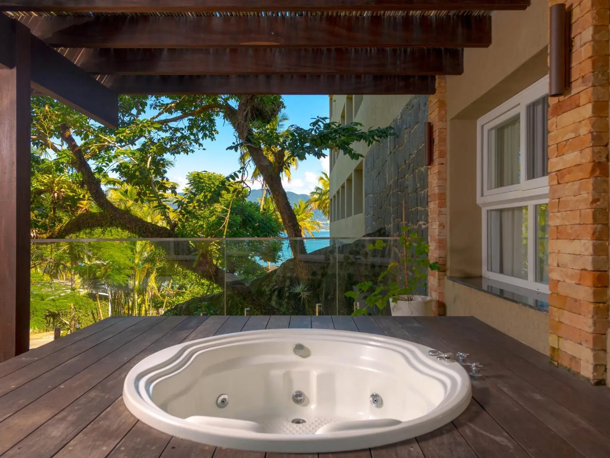 Deluxe Suite with Spa Bath in Hotel Mercedes Deluxe Suite with Spa Bath in Hotel Mercedes