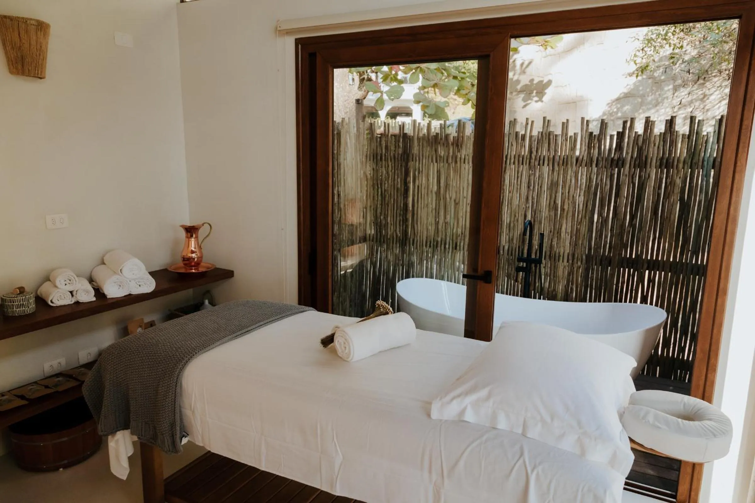 Massage, Bed in Hotel Mercedes