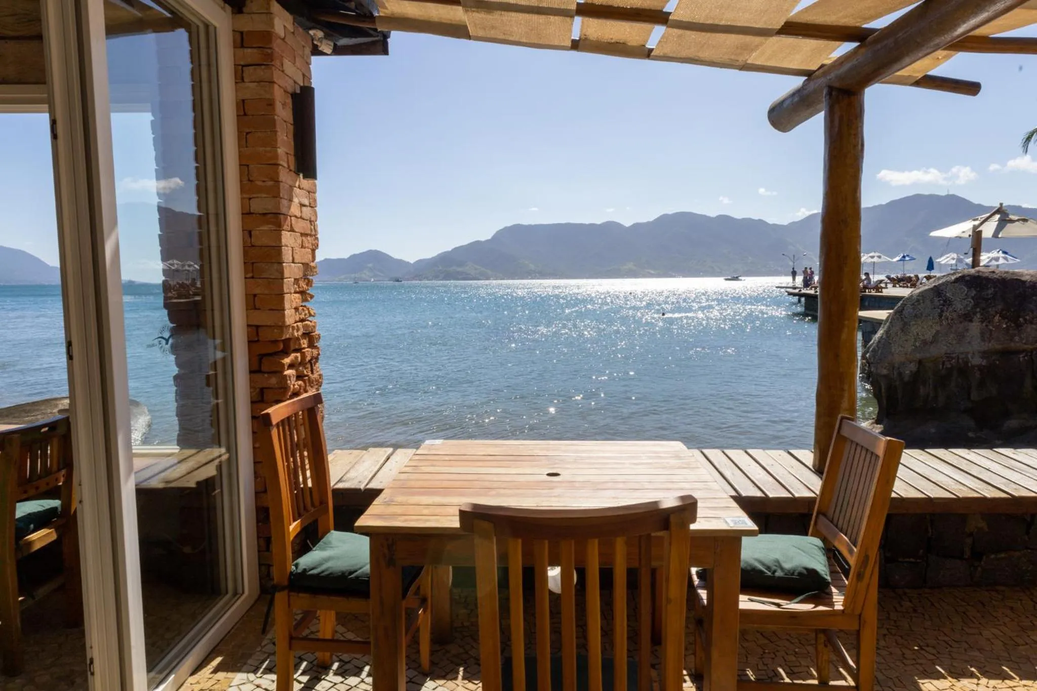 Restaurant/places to eat in Hotel Mercedes