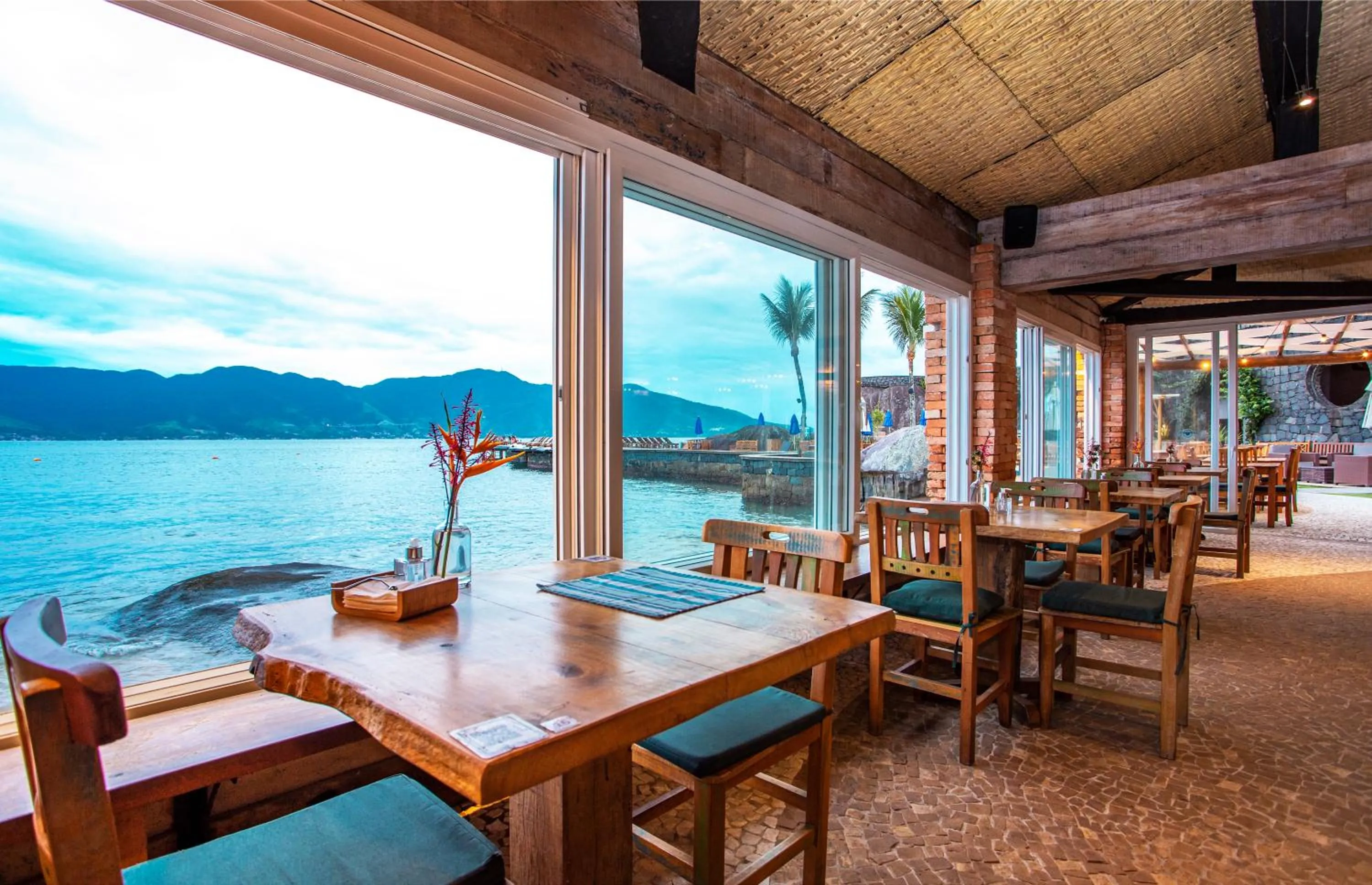 Restaurant/places to eat in Hotel Mercedes