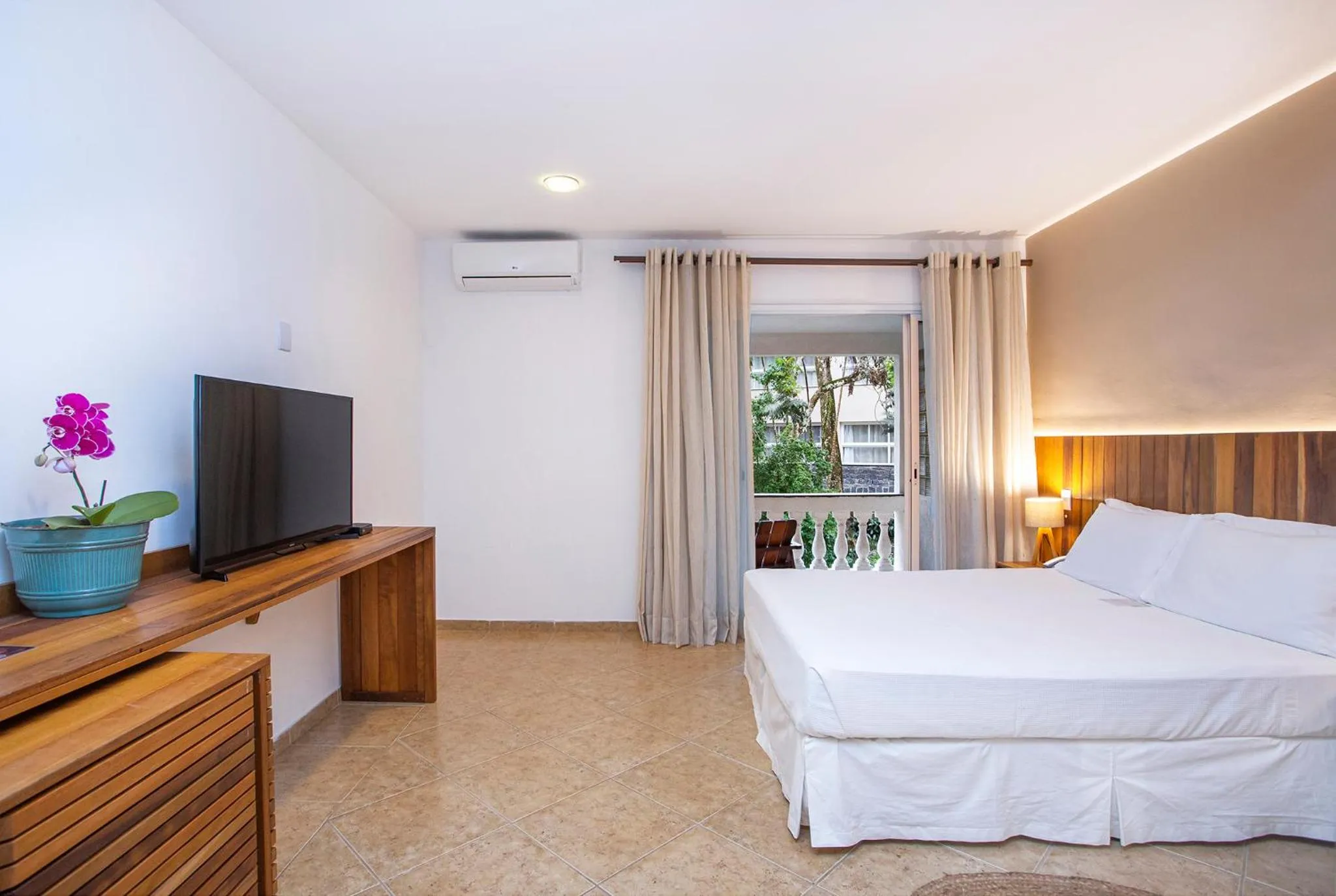 TV and multimedia, Bed in Hotel Mercedes