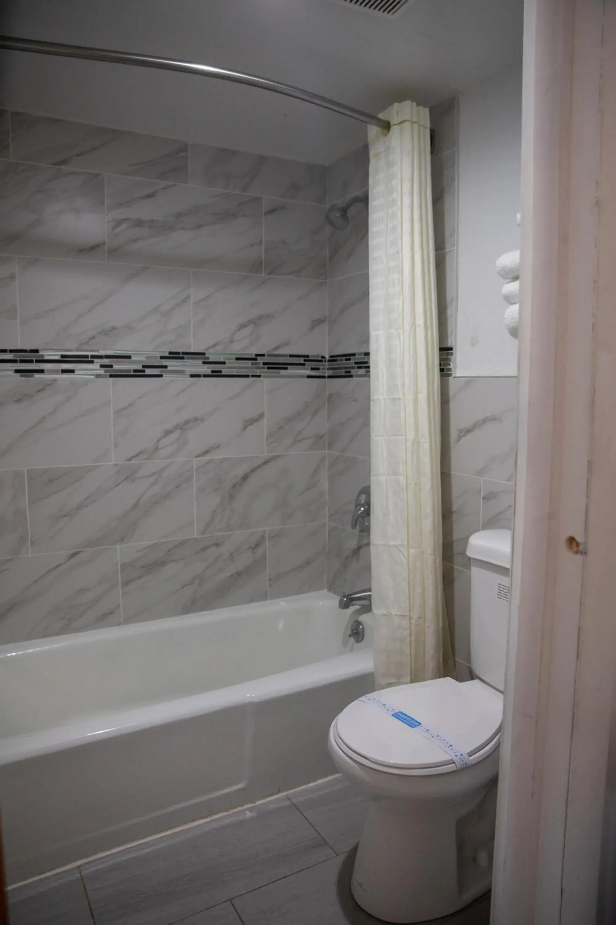 Bath in Americas Best Value Inn Vandalia Bath in Americas Best Value Inn Vandalia