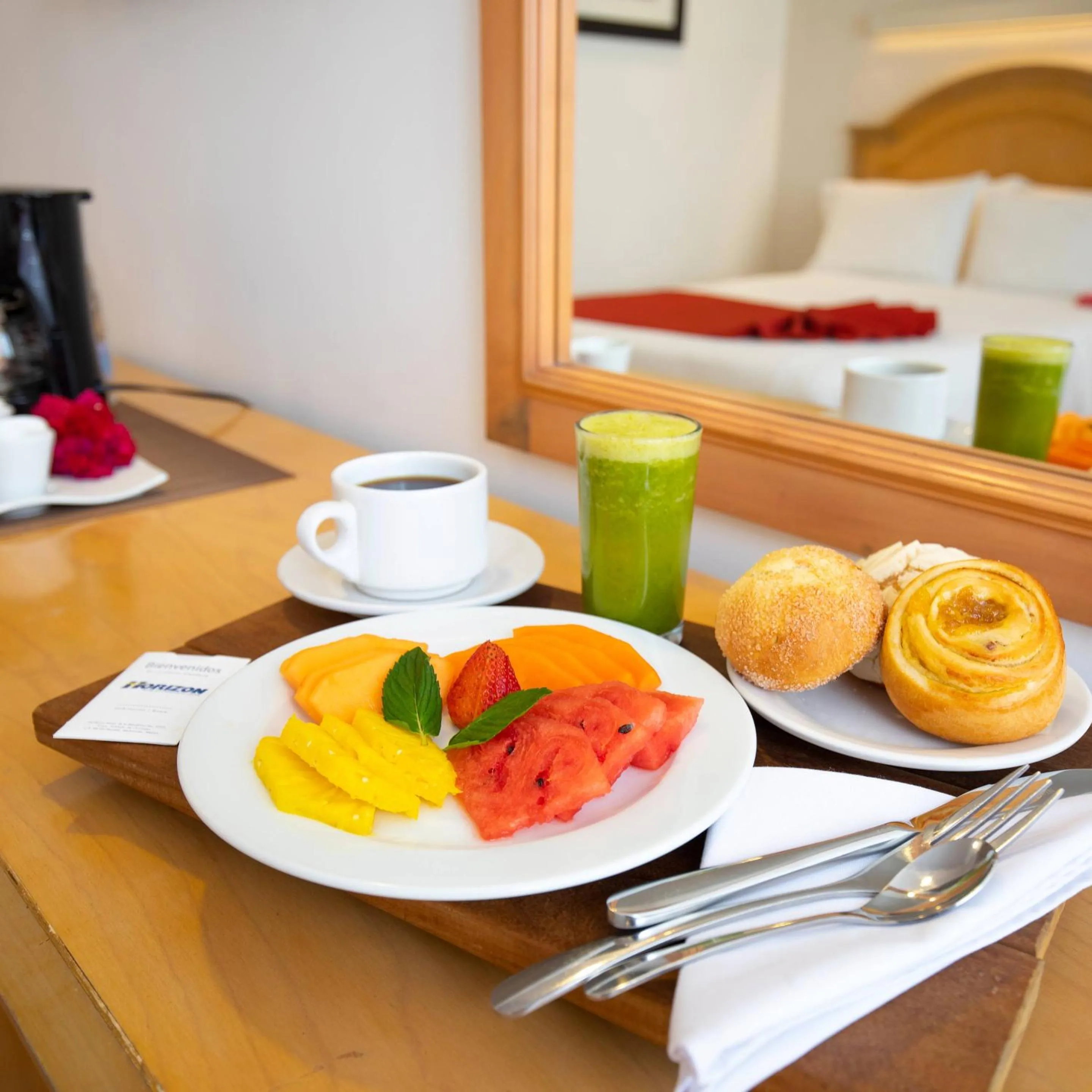 Food and drinks, Bed in Hotel Horizon & Convention Center